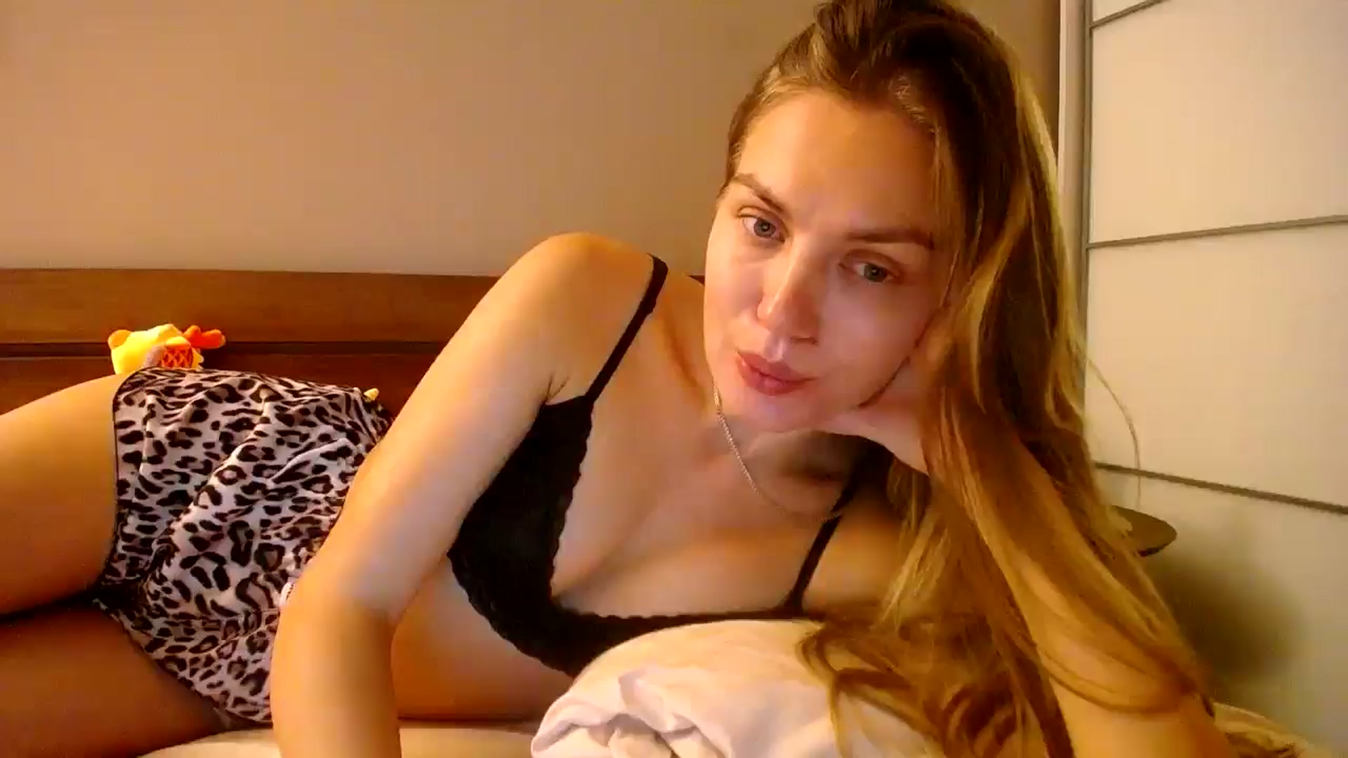 Gallery image thumbnail from StrangerG's myfreecams stream on, 11/04/2024, 21:55 image 8 of 20