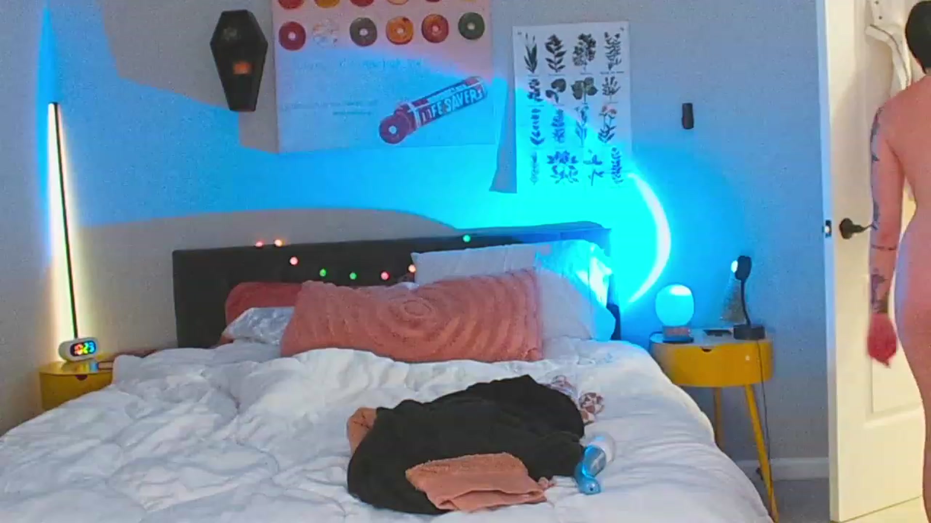 Gallery image thumbnail from Strawberrrri1's myfreecams stream on, 12/06/2022, 04:03 image 9 of 20