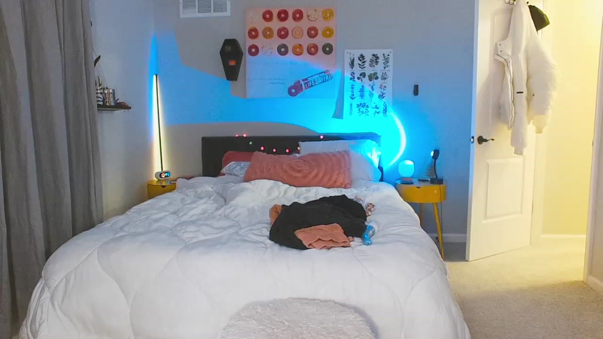 Gallery image thumbnail from Strawberrrri1's myfreecams stream on, 12/06/2022, 04:03 image 15 of 20