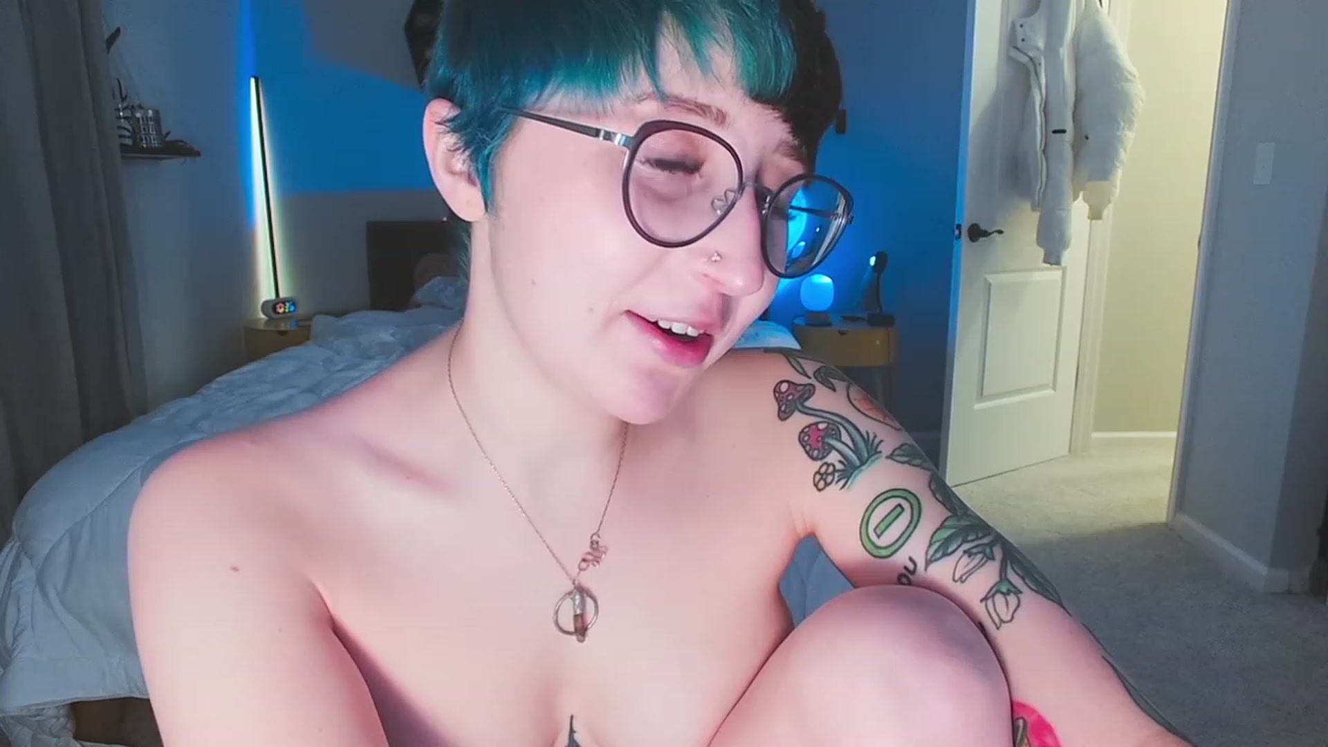 Gallery image thumbnail from Strawberrrri1's myfreecams stream on, 12/06/2022, 04:03 image 12 of 20