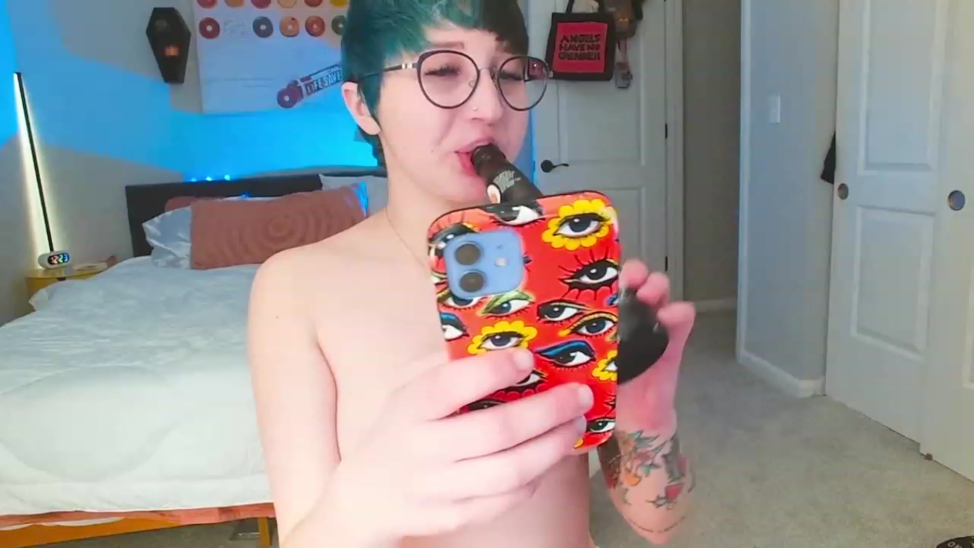 Gallery image thumbnail from Strawberrrri1's myfreecams stream on, 12/12/2022, 05:46 image 14 of 20