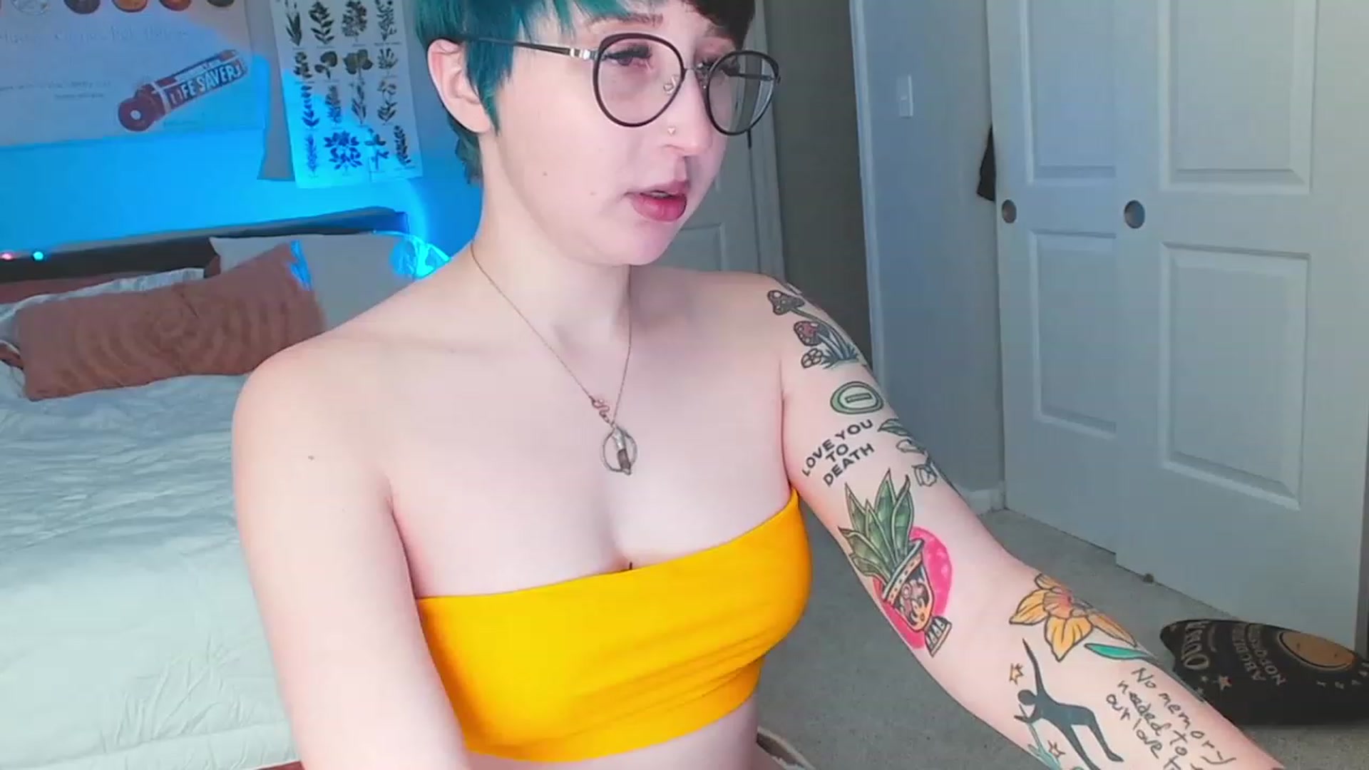 Gallery image thumbnail from Strawberrrri1's myfreecams stream on, 12/13/2022, 04:12 image 6 of 20