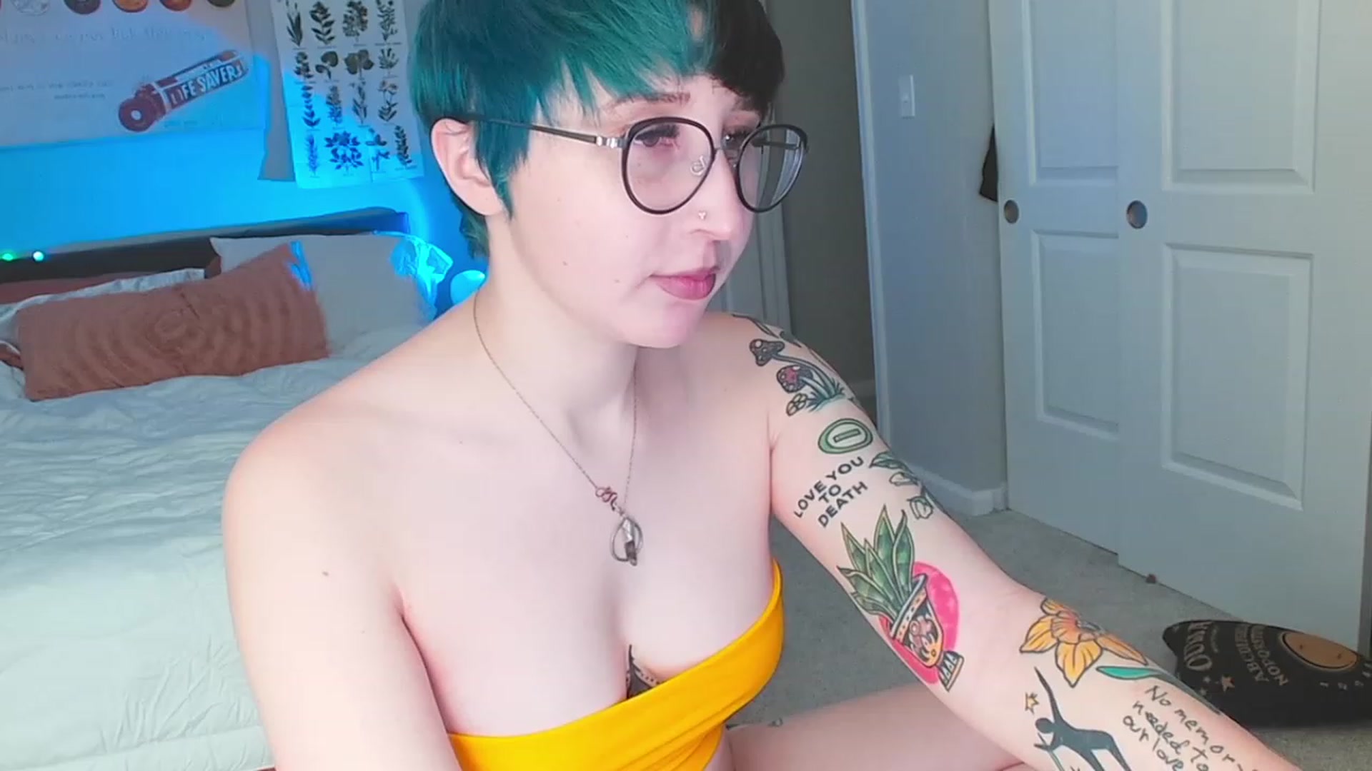 Gallery image thumbnail from Strawberrrri1's myfreecams stream on, 12/13/2022, 04:12 image 5 of 20