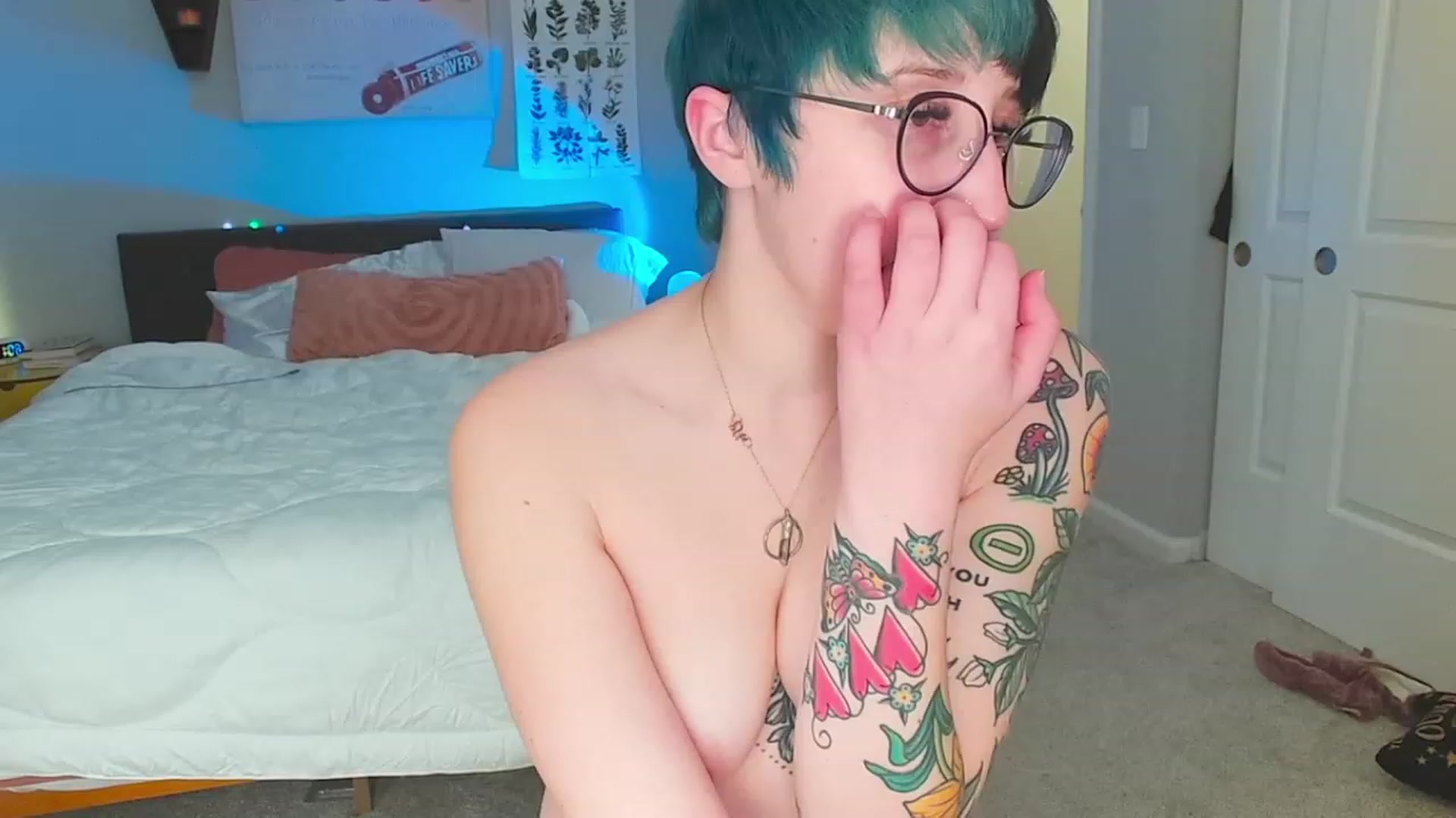 Gallery image thumbnail from Strawberrrri1's myfreecams stream on, 12/15/2022, 04:59 image 7 of 20