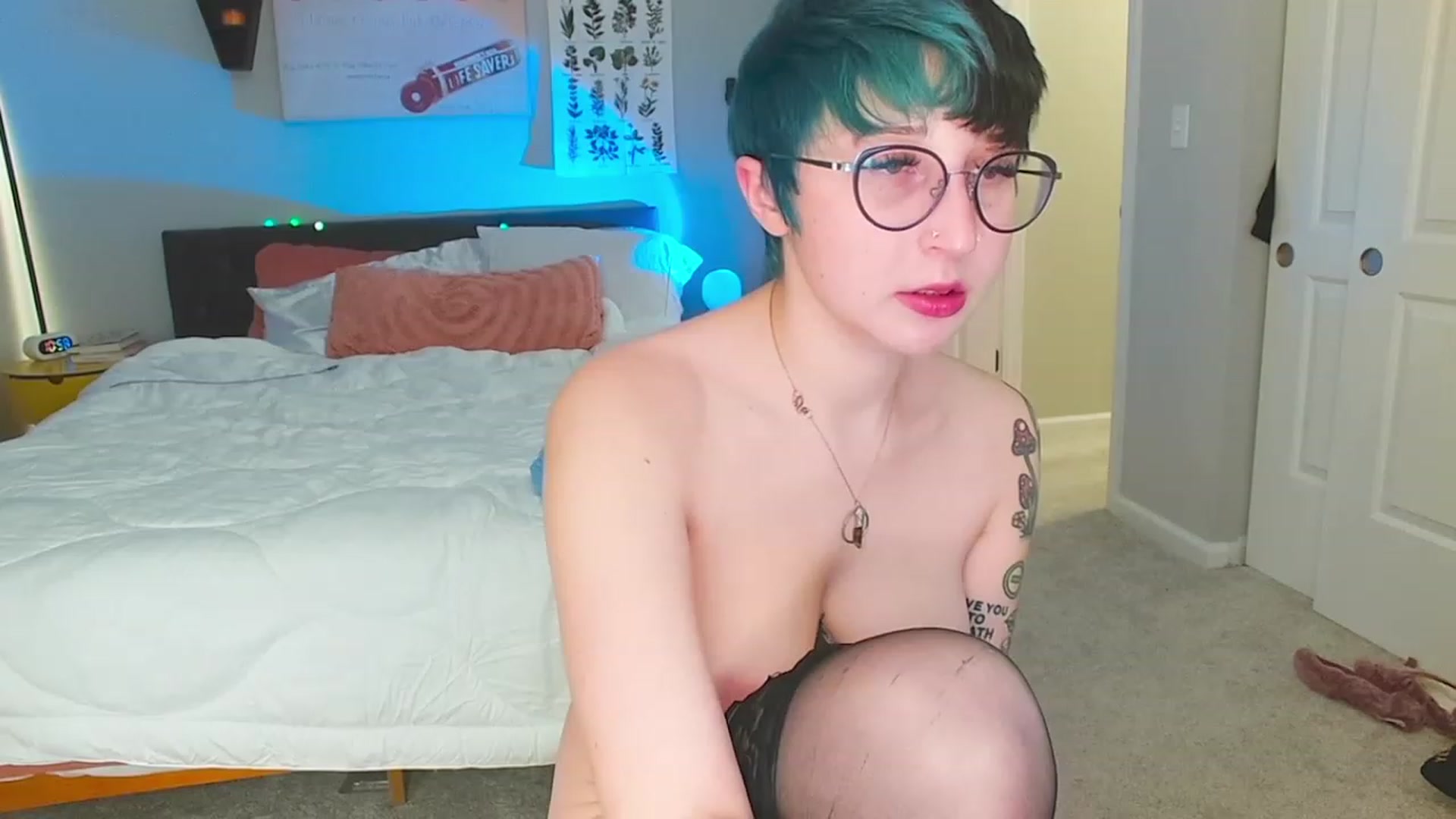 Gallery image thumbnail from Strawberrrri1's myfreecams stream on, 12/15/2022, 04:59 image 4 of 20