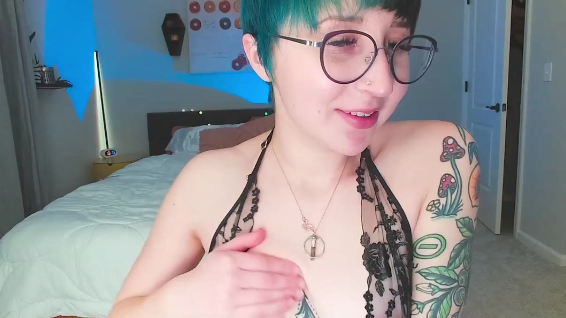 Gallery image thumbnail from Strawberrrri1's myfreecams stream on, 12/16/2022, 04:52 image 2 of 20