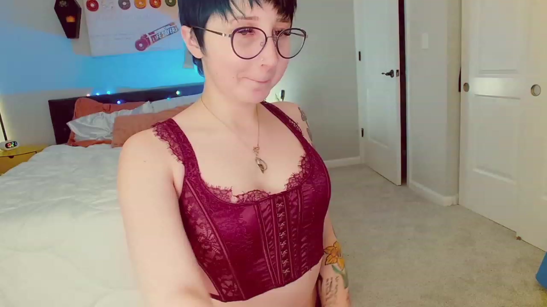 Gallery image thumbnail from Strawberrrri1's myfreecams stream on, 12/19/2022, 04:30 image 5 of 20