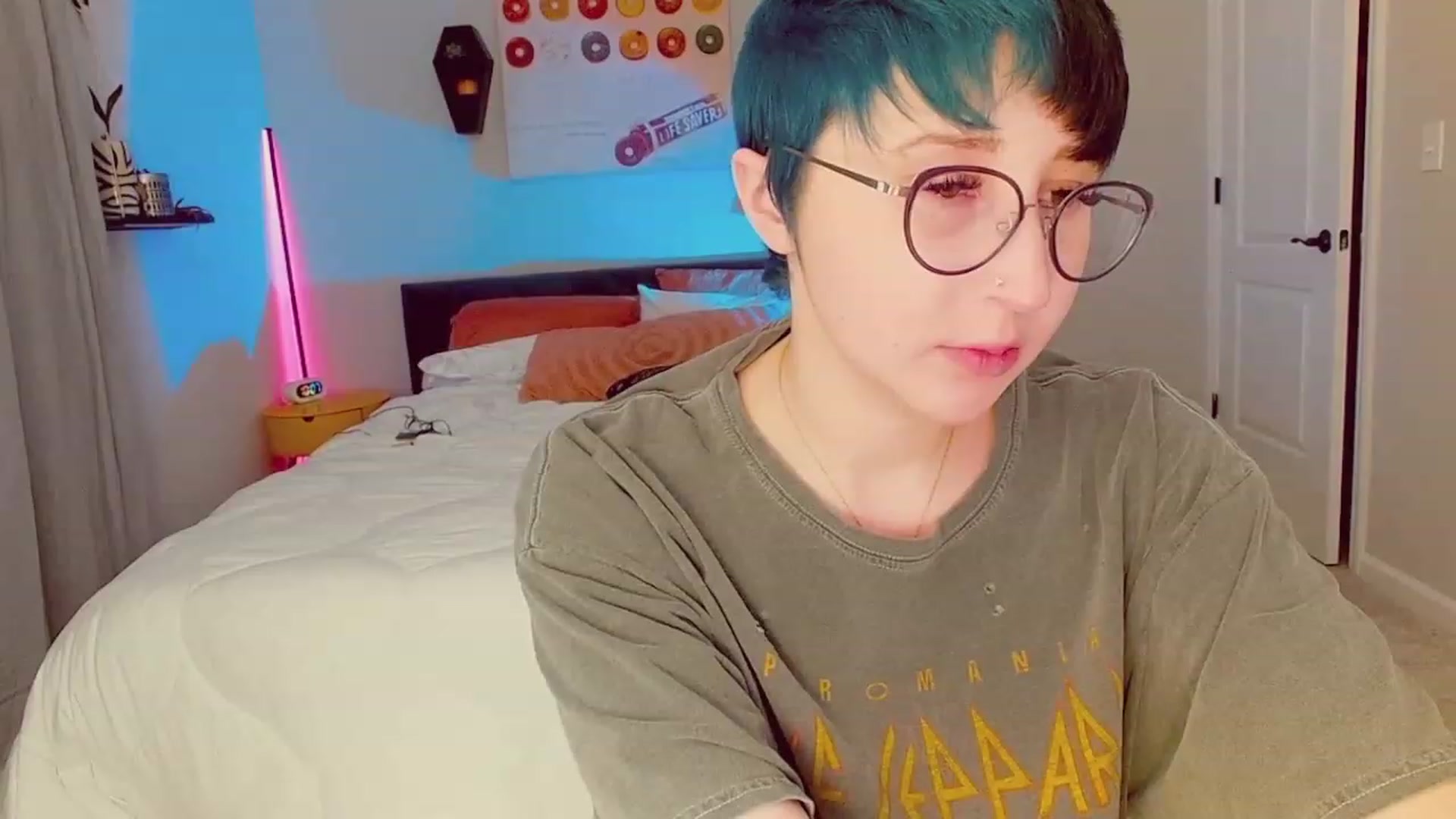 Gallery image thumbnail from Strawberrrri1's myfreecams stream on, 12/29/2022, 04:03 image 1 of 20