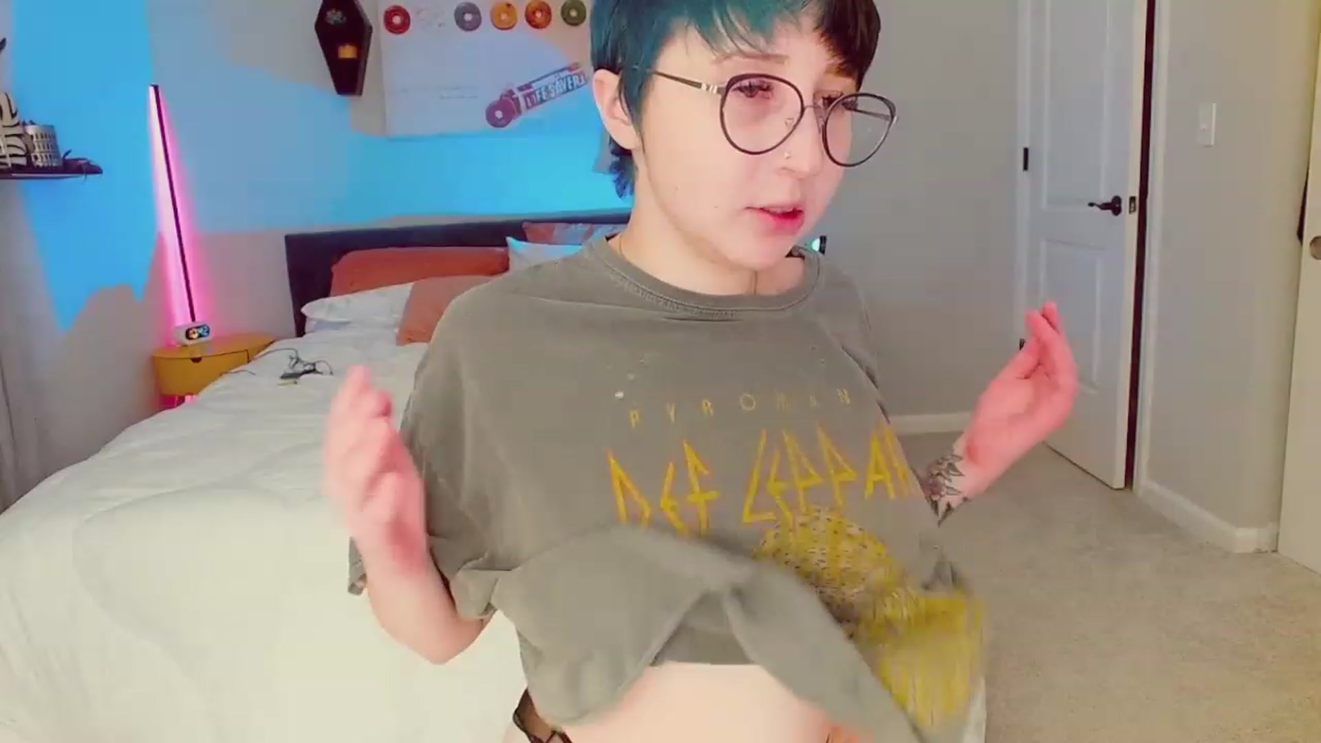 Gallery image thumbnail from Strawberrrri1's myfreecams stream on, 12/29/2022, 04:03 image 14 of 20