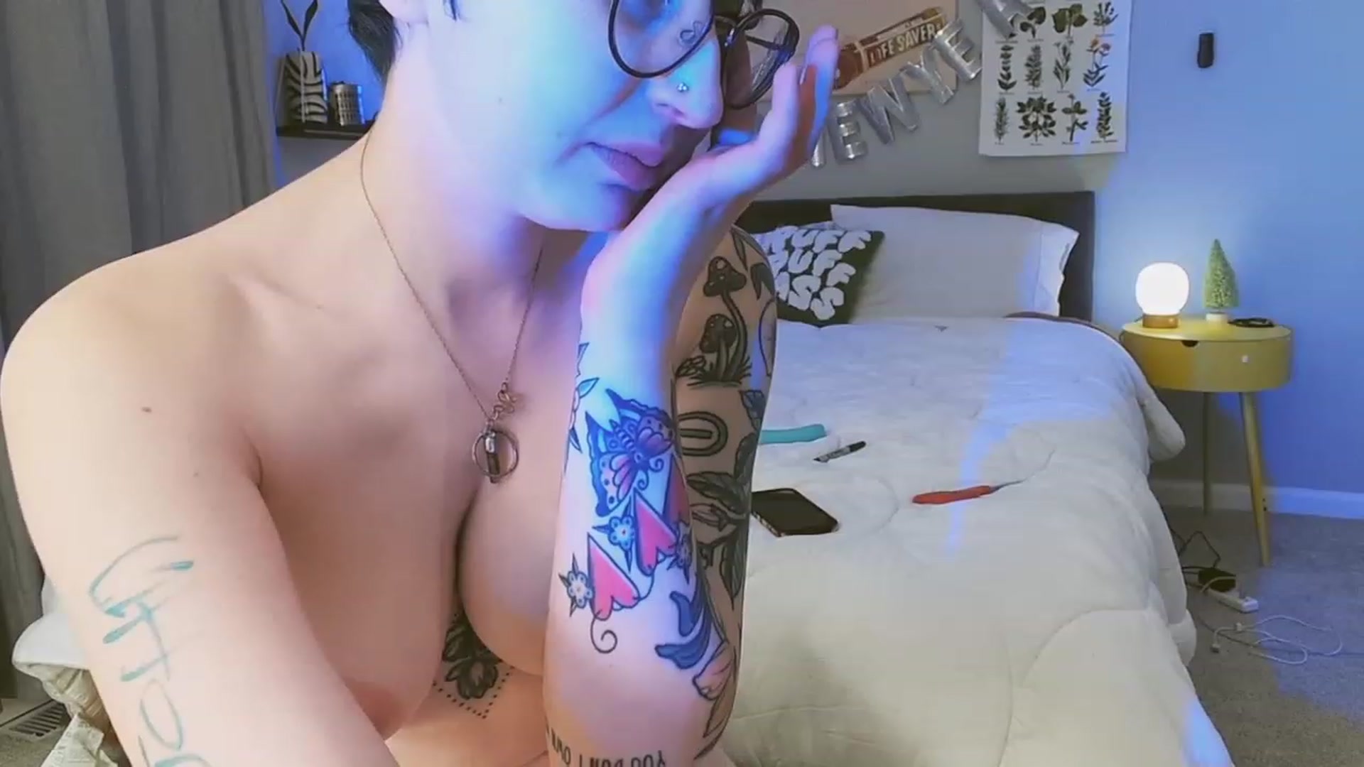 Gallery image thumbnail from Strawberrrri1's myfreecams stream on, 12/31/2022, 06:06 image 16 of 20