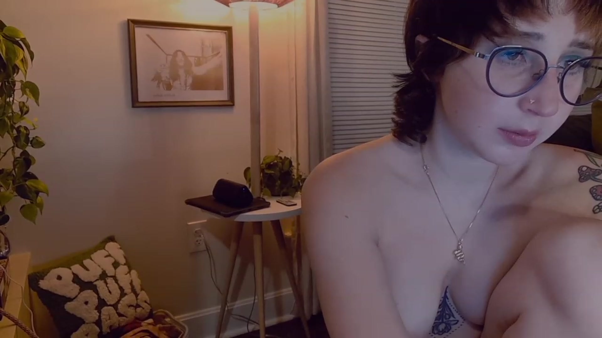 Gallery image thumbnail from Strawberrrri1's myfreecams stream on, 10/08/2023, 03:38 image 12 of 20