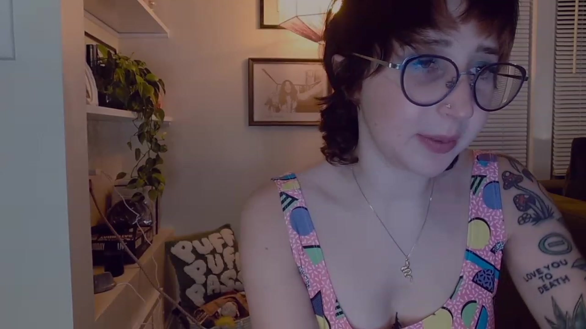 Gallery image thumbnail from Strawberrrri1's myfreecams stream on, 10/08/2023, 03:38 image 5 of 20