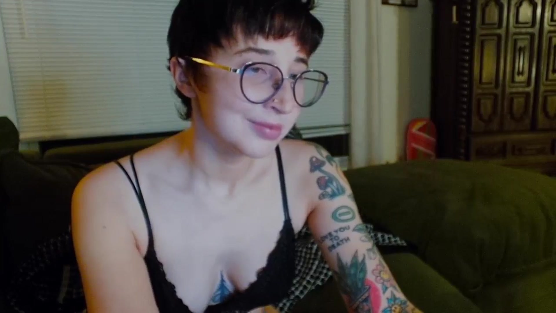 Gallery image thumbnail from Strawberrrri1's myfreecams stream on, 05/05/2024, 02:56 image 4 of 20