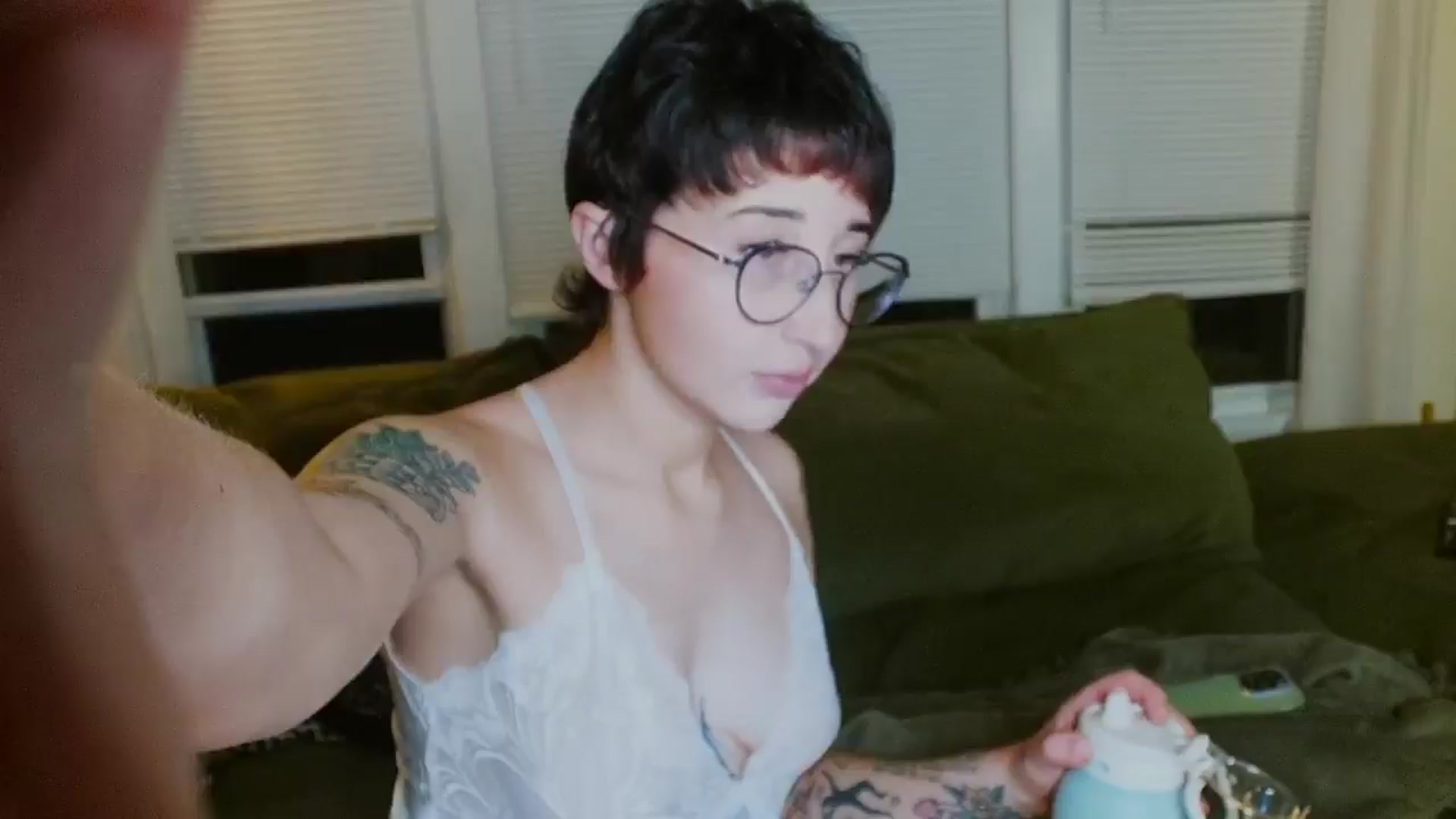 Gallery image thumbnail from Strawberrrri1's myfreecams stream on, 06/23/2024, 03:55 image 3 of 20