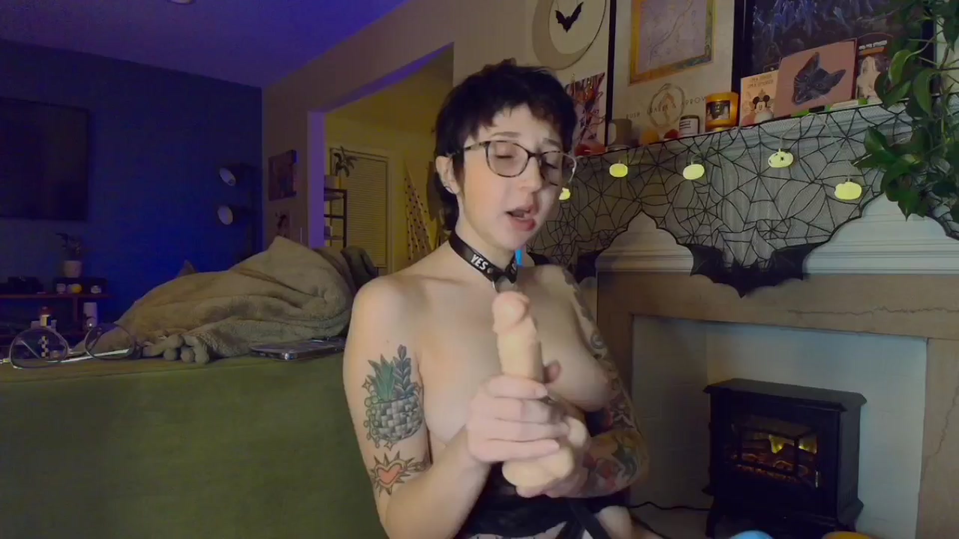 Gallery image thumbnail from Strawberrrri1's myfreecams stream on, 10/06/2024, 03:08 image 8 of 20