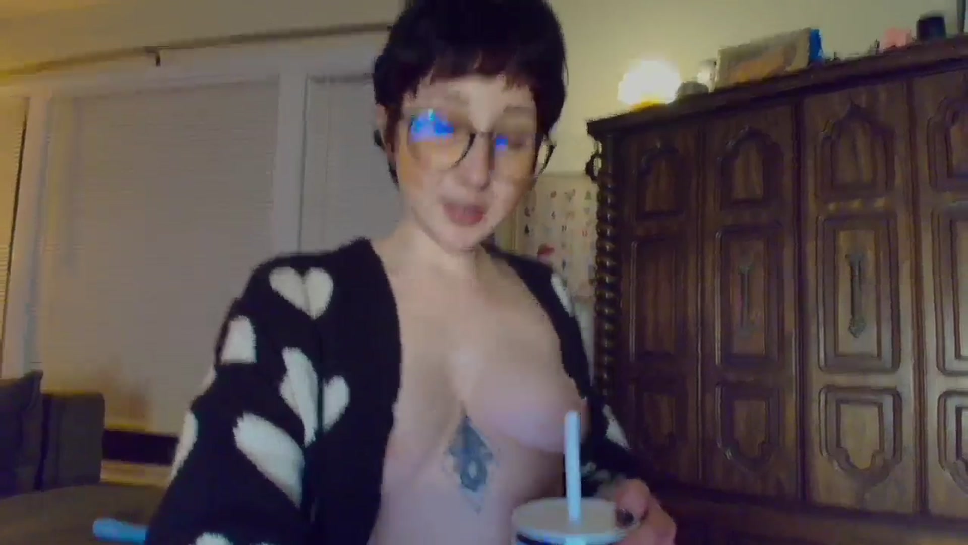 Gallery image thumbnail from Strawberrrri1's myfreecams stream on, 12/21/2024, 04:43 image 15 of 20