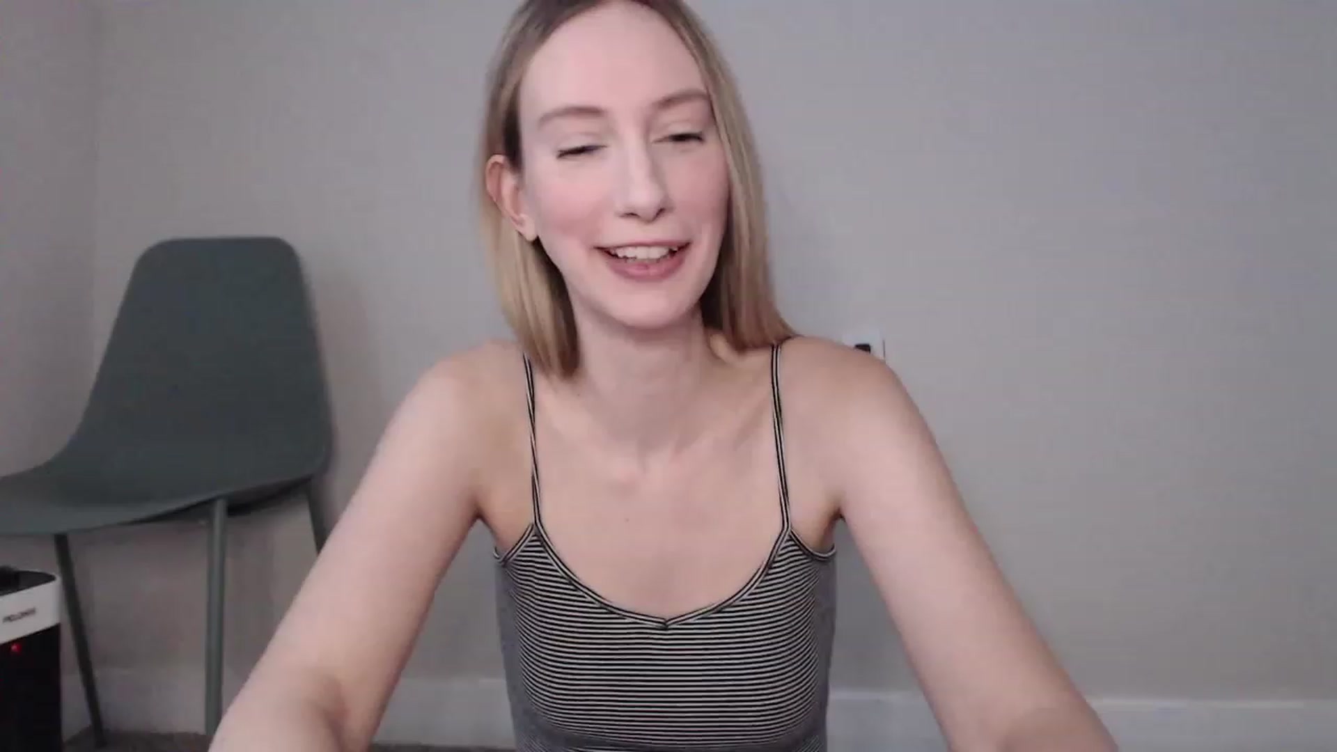 Gallery image thumbnail from Strwberrymoon's myfreecams stream on, 11/15/2022, 22:43 image 6 of 20