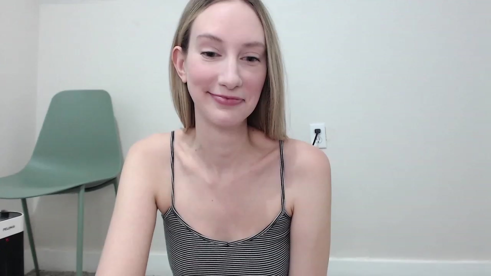 Gallery image thumbnail from Strwberrymoon's myfreecams stream on, 11/15/2022, 22:43 image 13 of 20