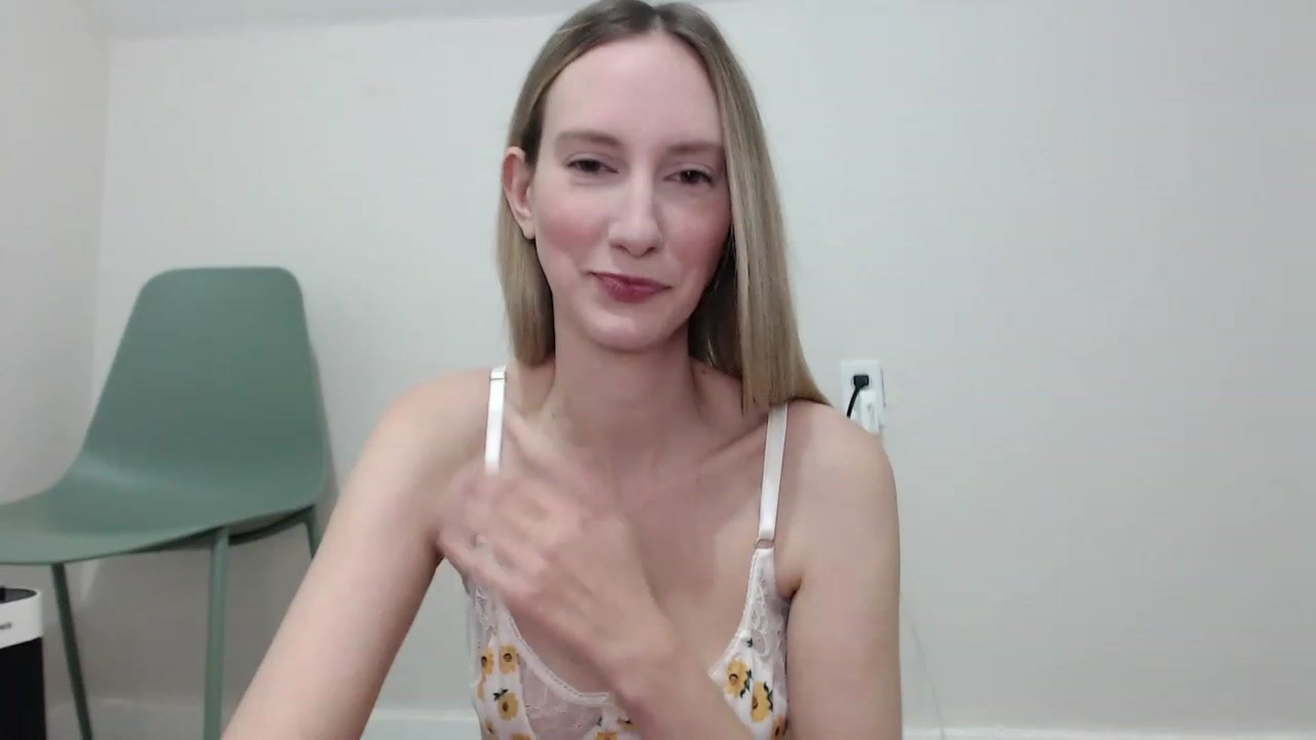 Gallery image thumbnail from Strwberrymoon's myfreecams stream on, 11/17/2022, 23:46 image 14 of 20