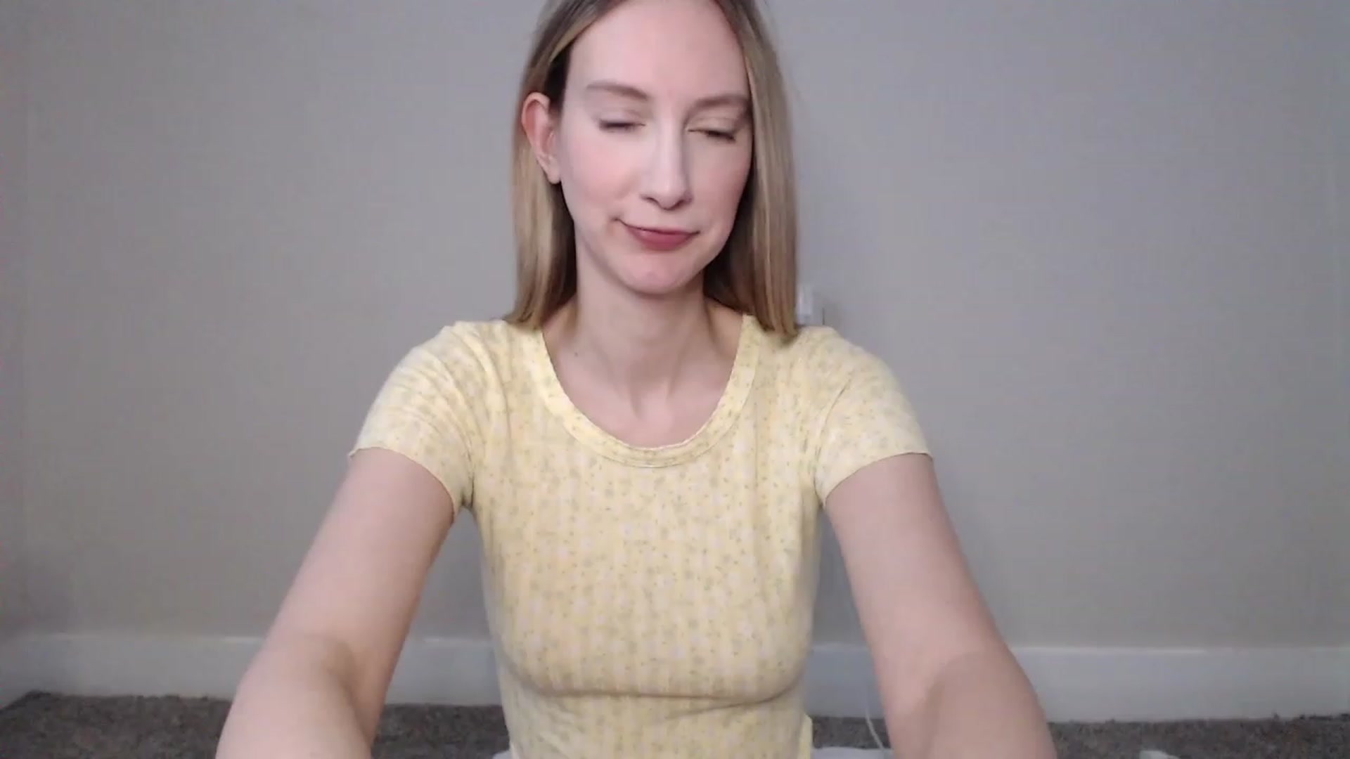 Gallery image thumbnail from Strwberrymoon's myfreecams stream on, 12/11/2022, 22:18 image 4 of 20