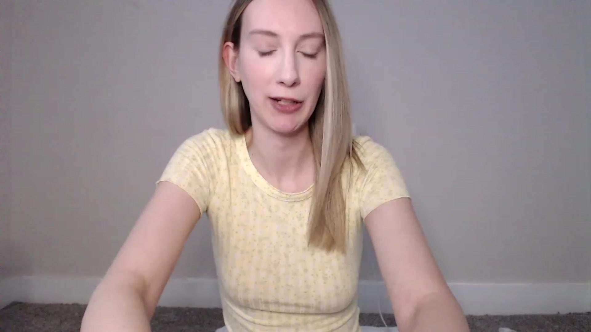 Gallery image thumbnail from Strwberrymoon's myfreecams stream on, 12/11/2022, 22:18 image 12 of 20
