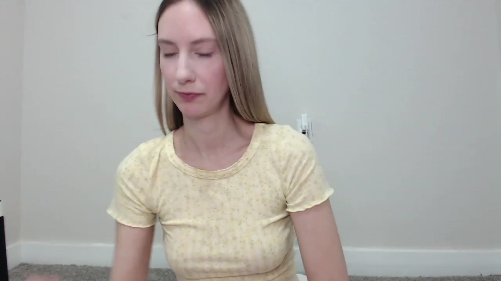 Gallery image thumbnail from Strwberrymoon's myfreecams stream on, 12/11/2022, 23:02 image 18 of 20