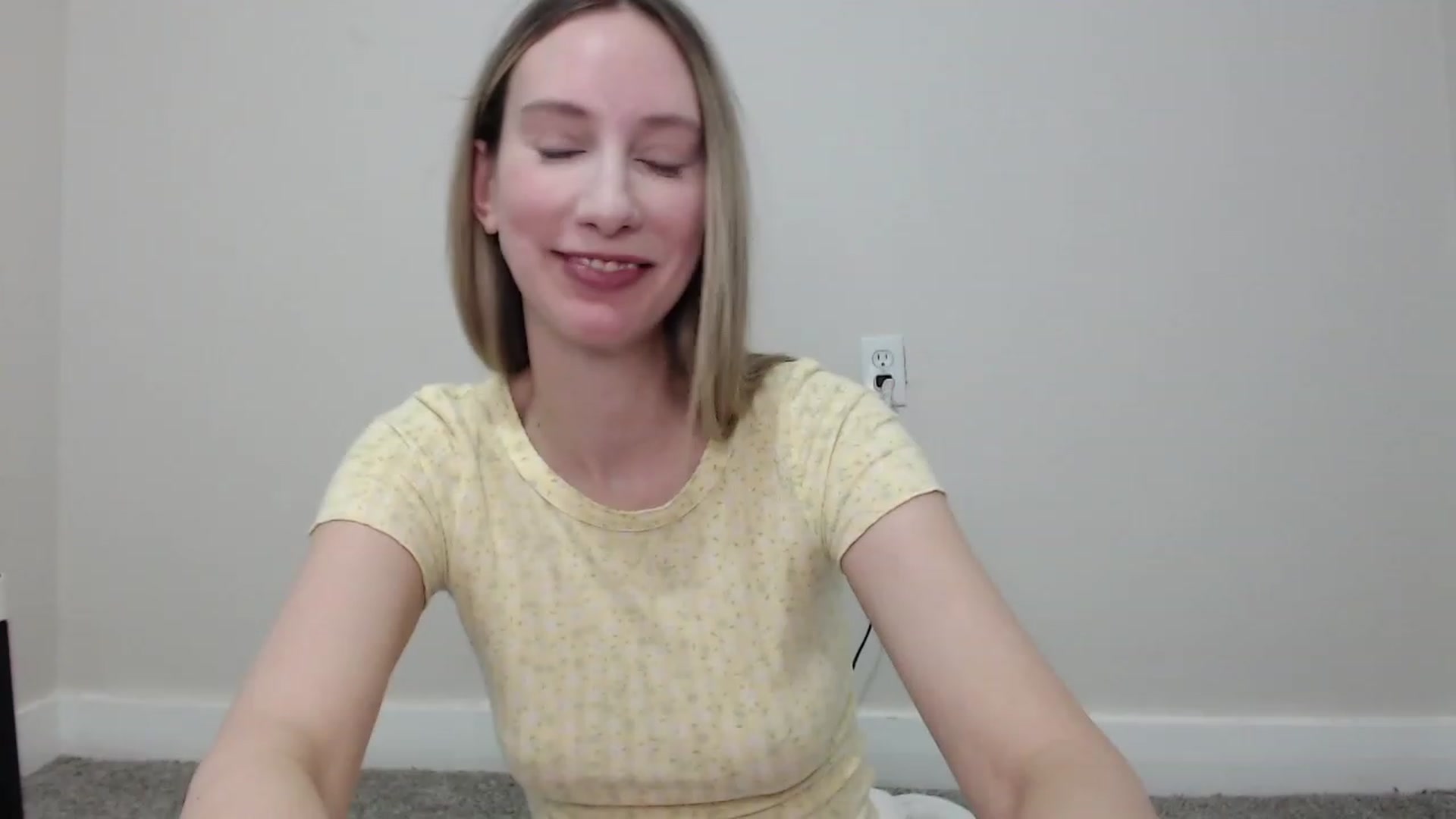 Gallery image thumbnail from Strwberrymoon's myfreecams stream on, 12/11/2022, 23:02 image 12 of 20