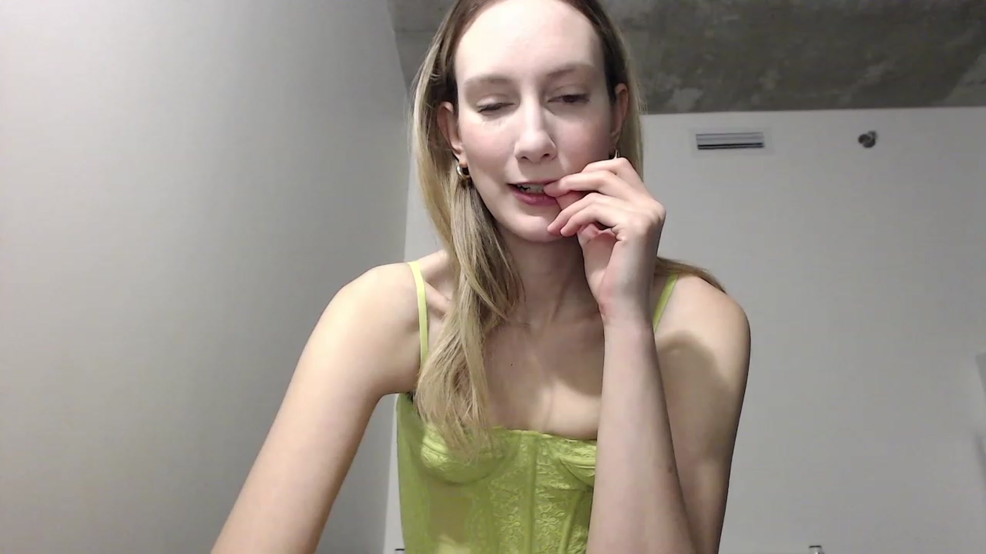 Gallery image thumbnail from Strwberrymoon's myfreecams stream on, 12/31/2022, 21:12 image 12 of 20