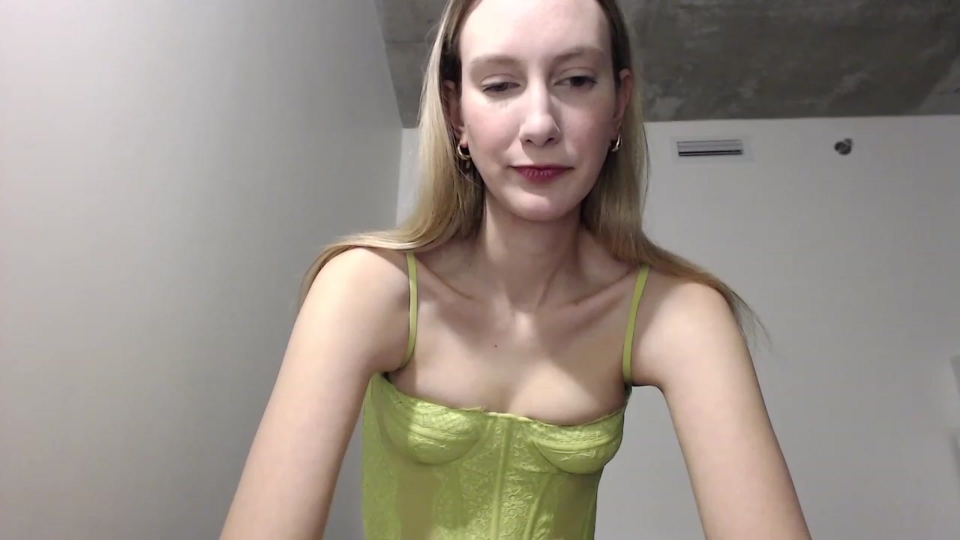 Gallery image thumbnail from Strwberrymoon's myfreecams stream on, 12/31/2022, 21:12 image 19 of 20