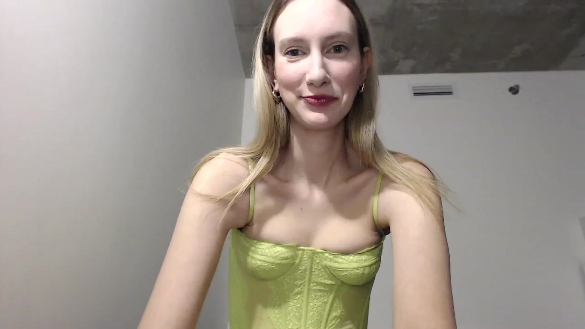Gallery image thumbnail from Strwberrymoon's myfreecams stream on, 12/31/2022, 21:12 image 20 of 20