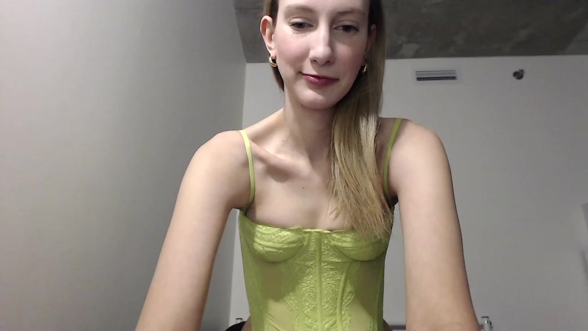 Gallery image thumbnail from Strwberrymoon's myfreecams stream on, 12/31/2022, 21:12 image 4 of 20