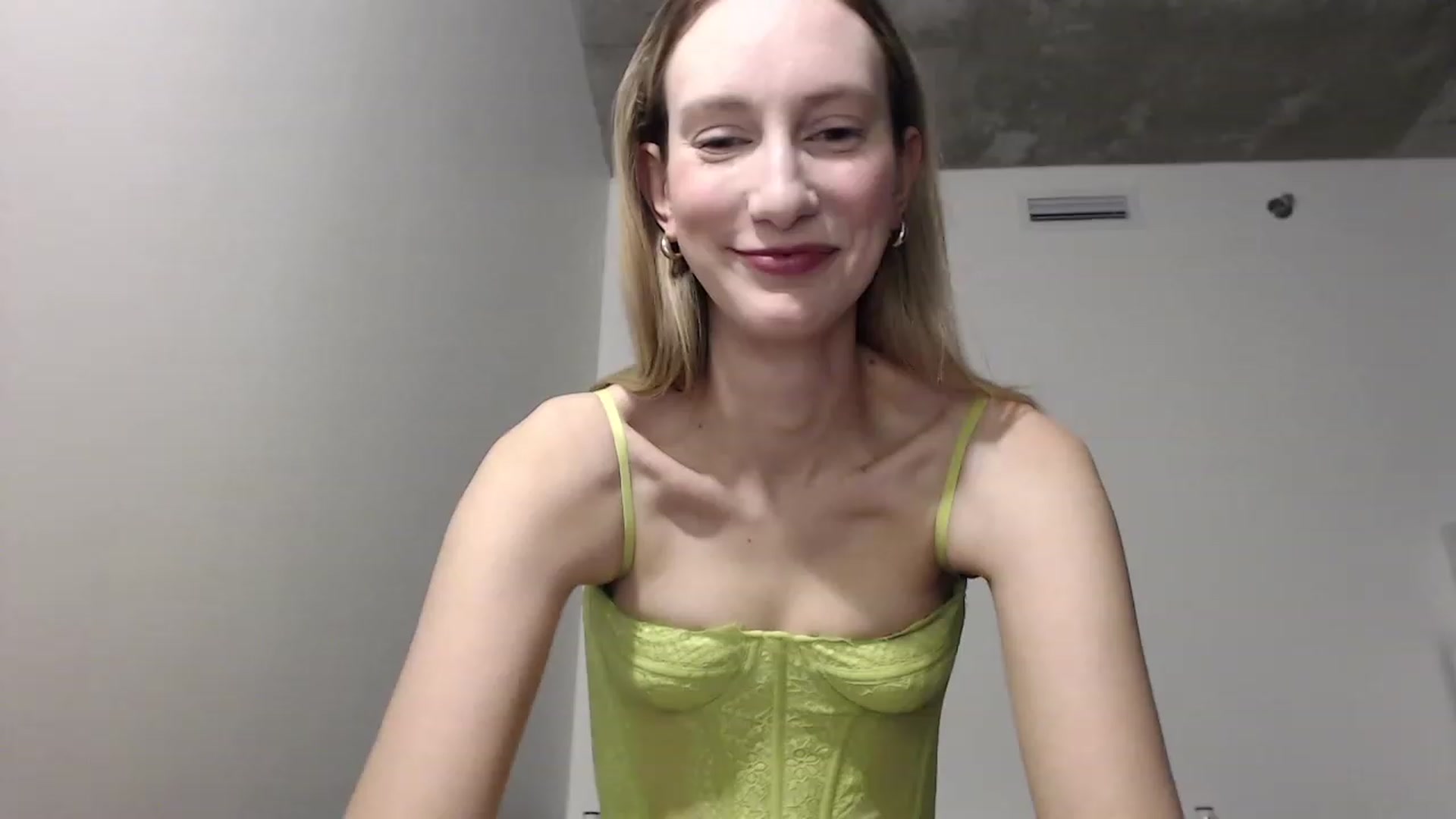 Gallery image thumbnail from Strwberrymoon's myfreecams stream on, 12/31/2022, 21:12 image 10 of 20
