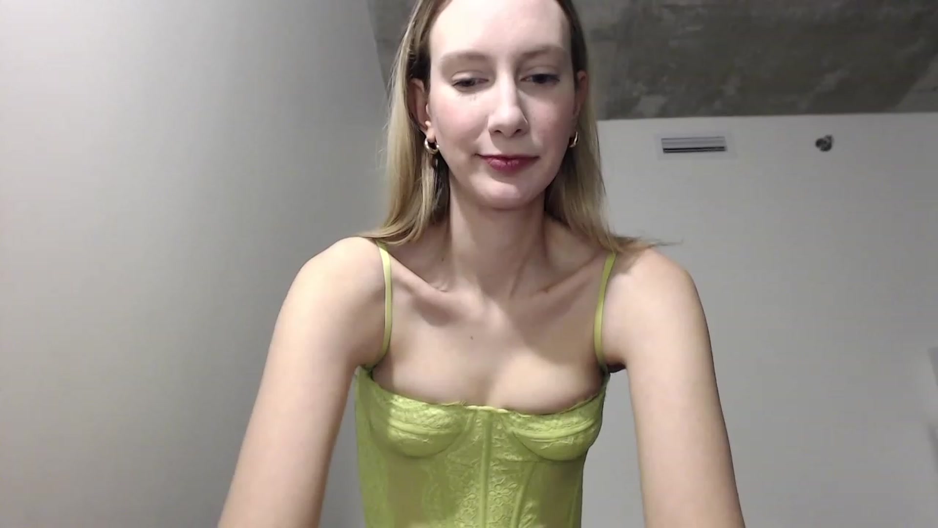 Gallery image thumbnail from Strwberrymoon's myfreecams stream on, 12/31/2022, 21:12 image 17 of 20