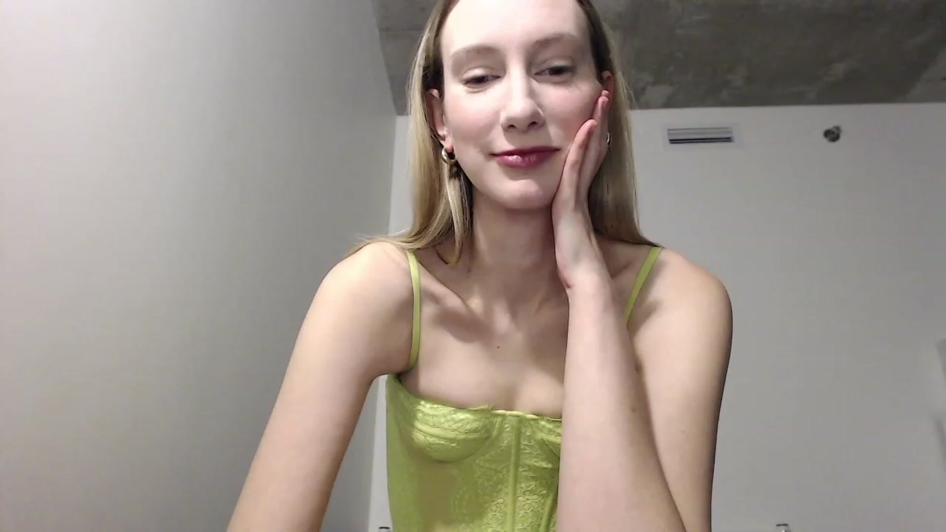 Gallery image thumbnail from Strwberrymoon's myfreecams stream on, 12/31/2022, 21:12 image 11 of 20