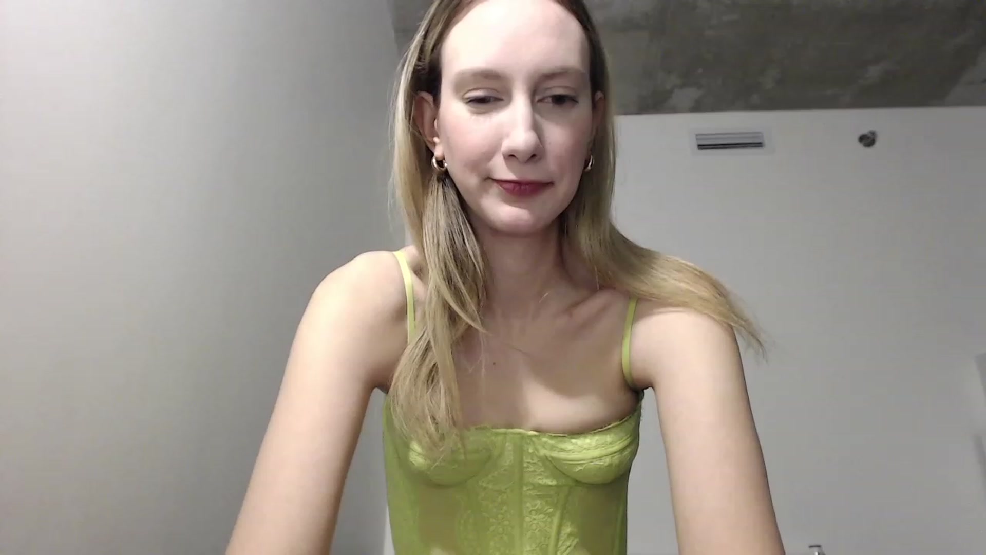 Gallery image thumbnail from Strwberrymoon's myfreecams stream on, 12/31/2022, 21:12 image 14 of 20