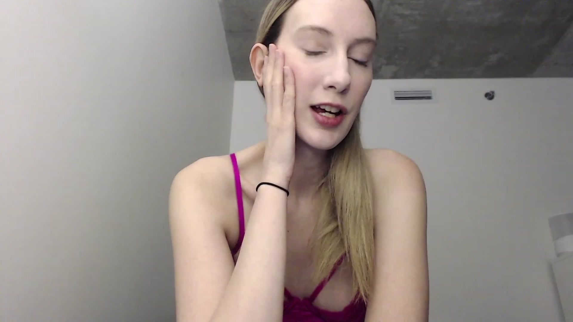 Gallery image thumbnail from Strwberrymoon's myfreecams stream on, 01/01/2023, 21:22 image 4 of 20