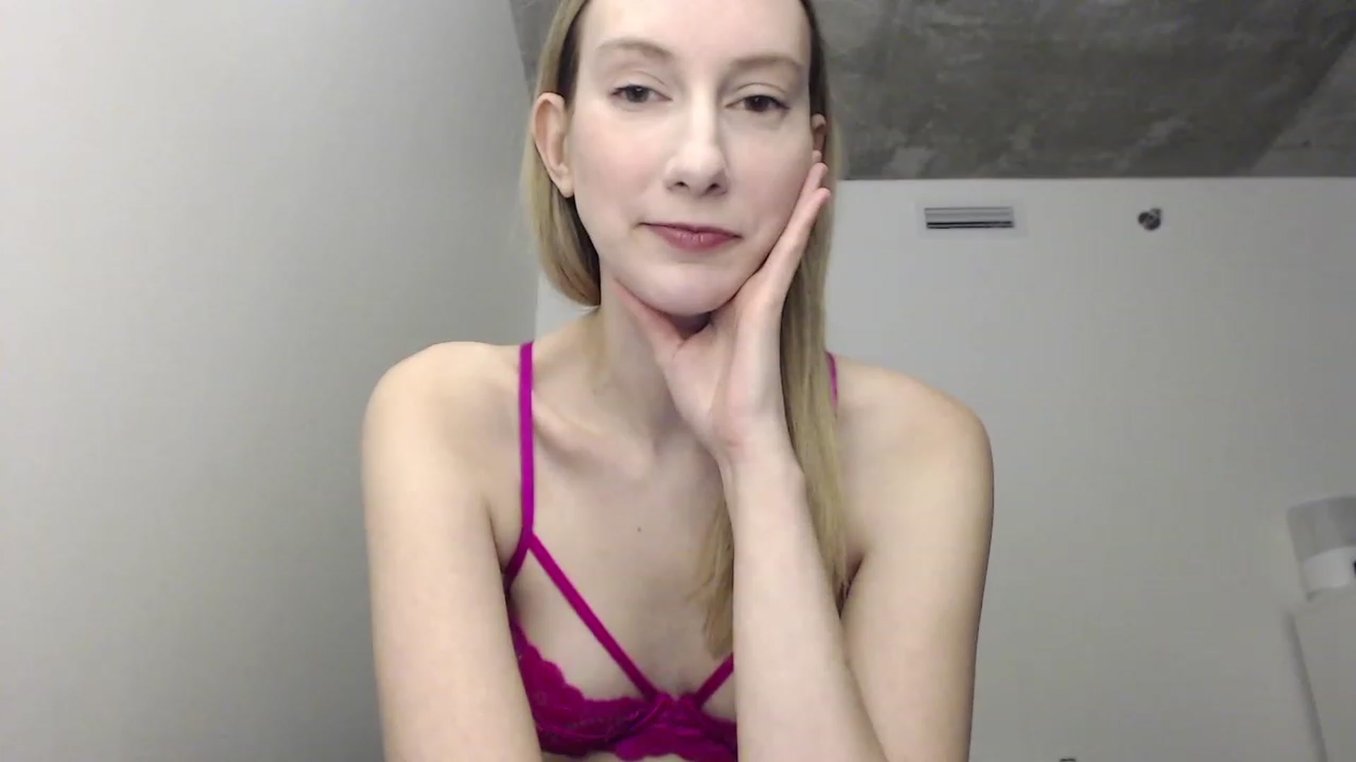 Gallery image thumbnail from Strwberrymoon's myfreecams stream on, 01/01/2023, 21:22 image 17 of 20