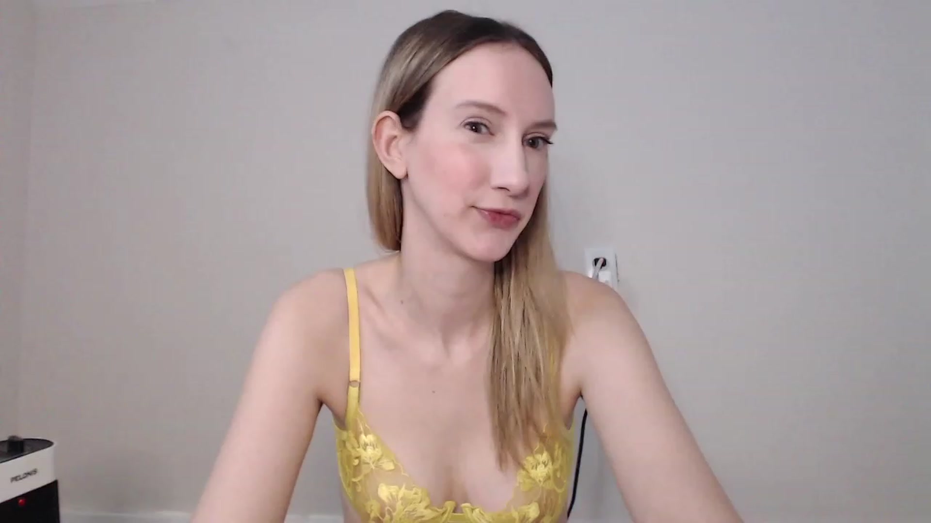 Gallery image thumbnail from Strwberrymoon's myfreecams stream on, 01/16/2023, 22:03 image 16 of 20