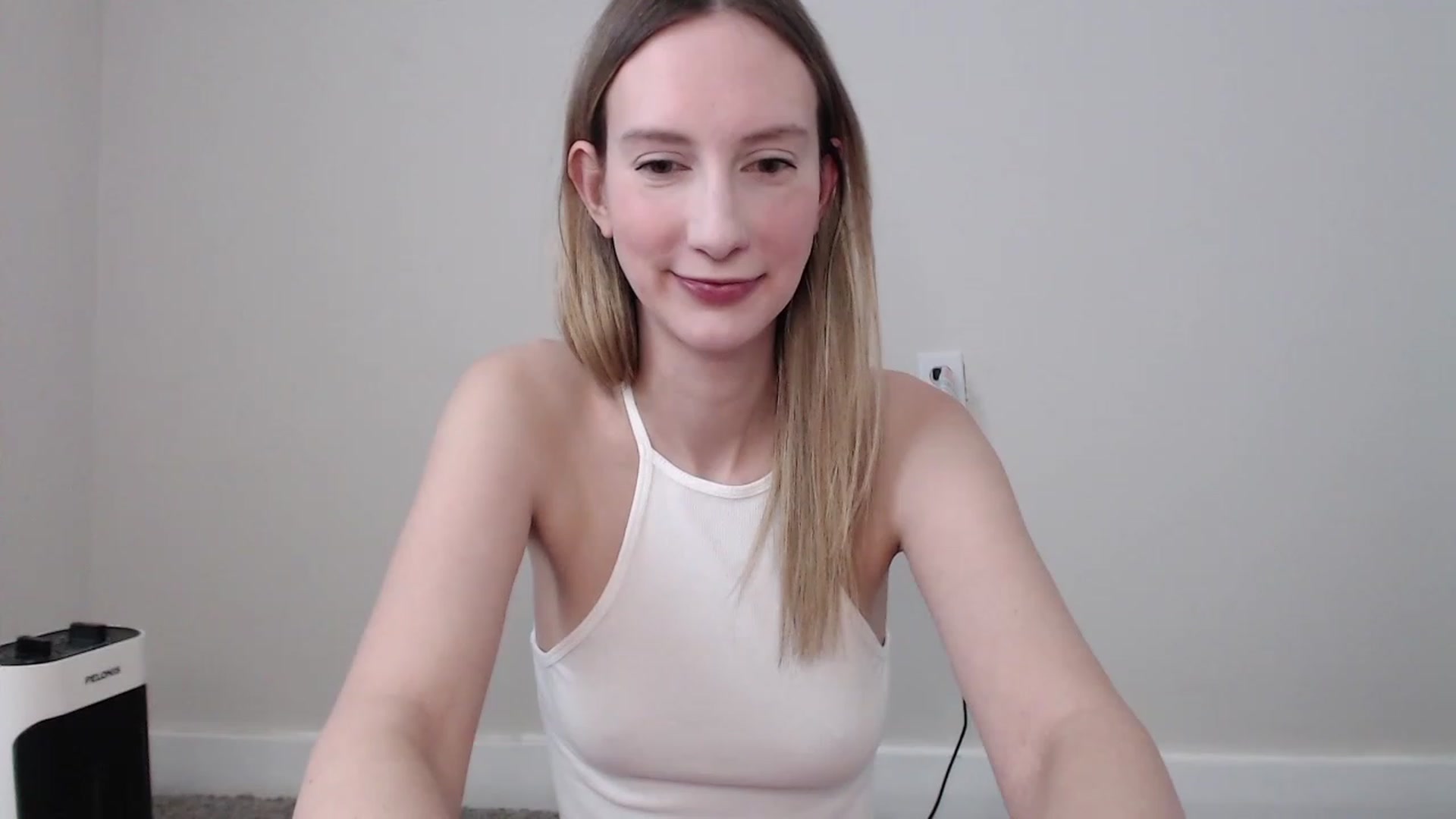 Gallery image thumbnail from Strwberrymoon's myfreecams stream on, 01/19/2023, 22:00 image 6 of 20