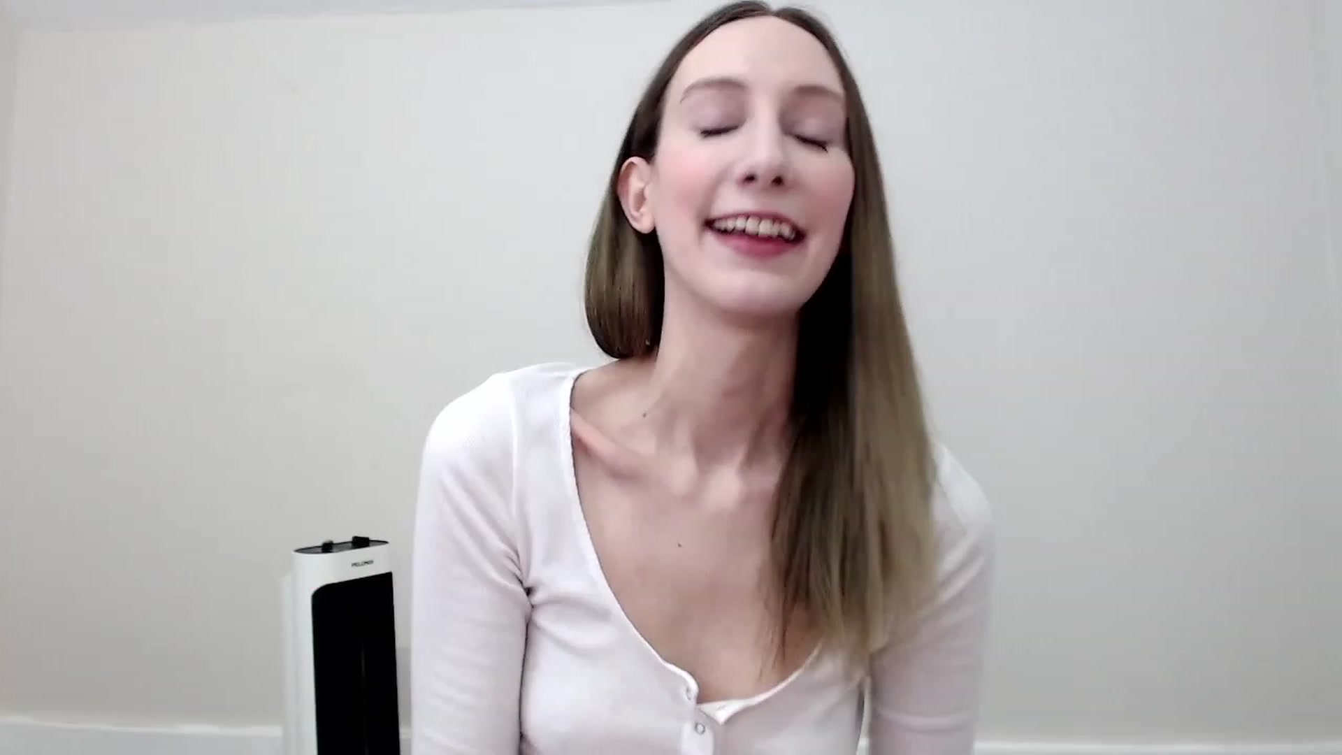 Gallery image thumbnail from Strwberrymoon's myfreecams stream on, 04/27/2023, 22:37 image 8 of 20