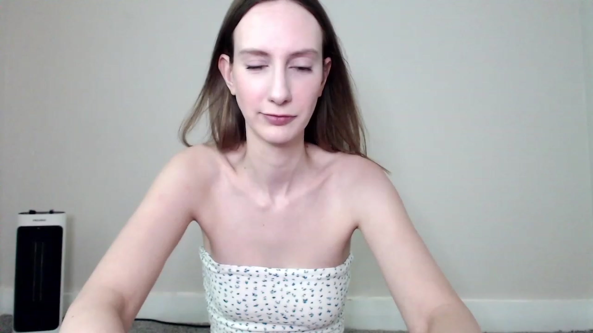 Gallery image thumbnail from Strwberrymoon's myfreecams stream on, 06/10/2023, 24:10 image 2 of 20