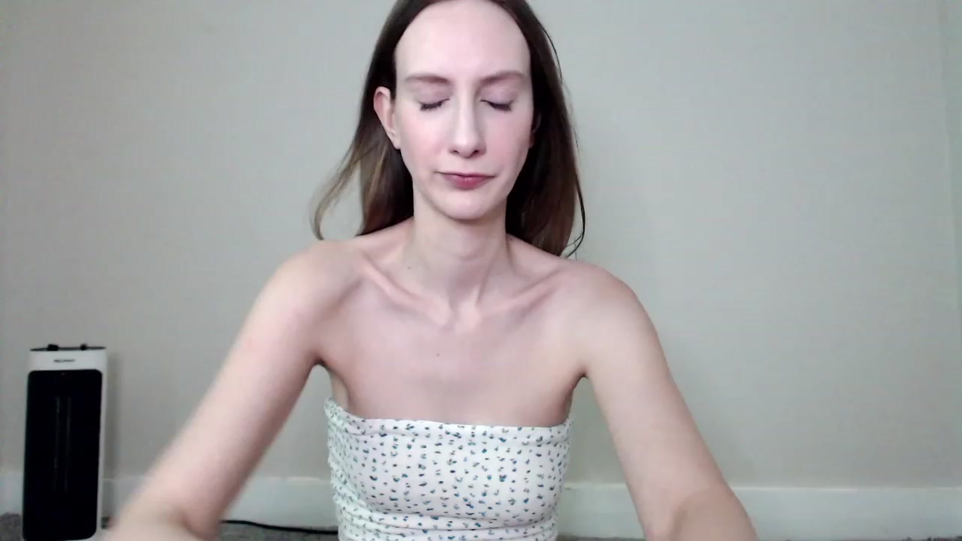 Gallery image thumbnail from Strwberrymoon's myfreecams stream on, 06/10/2023, 24:10 image 1 of 20