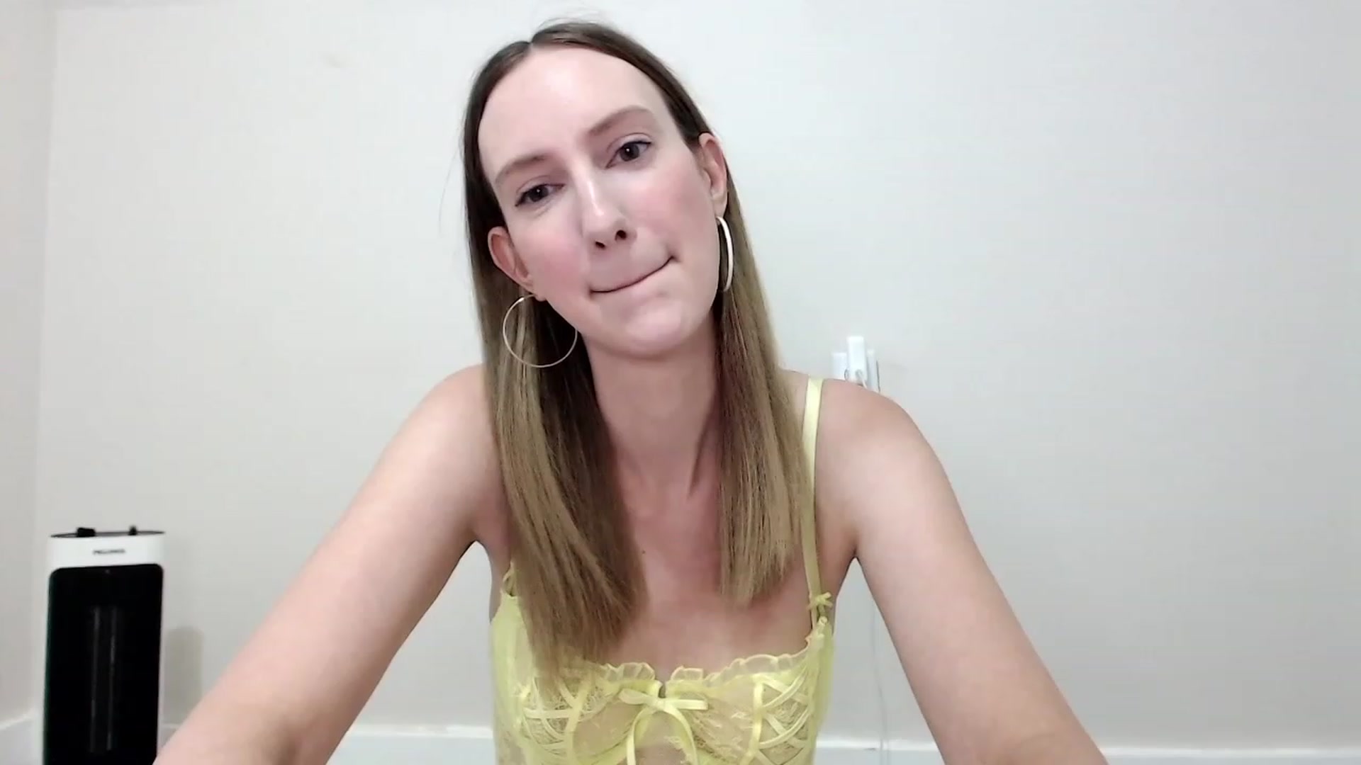 Gallery image thumbnail from Strwberrymoon's myfreecams stream on, 07/29/2023, 21:21 image 3 of 20