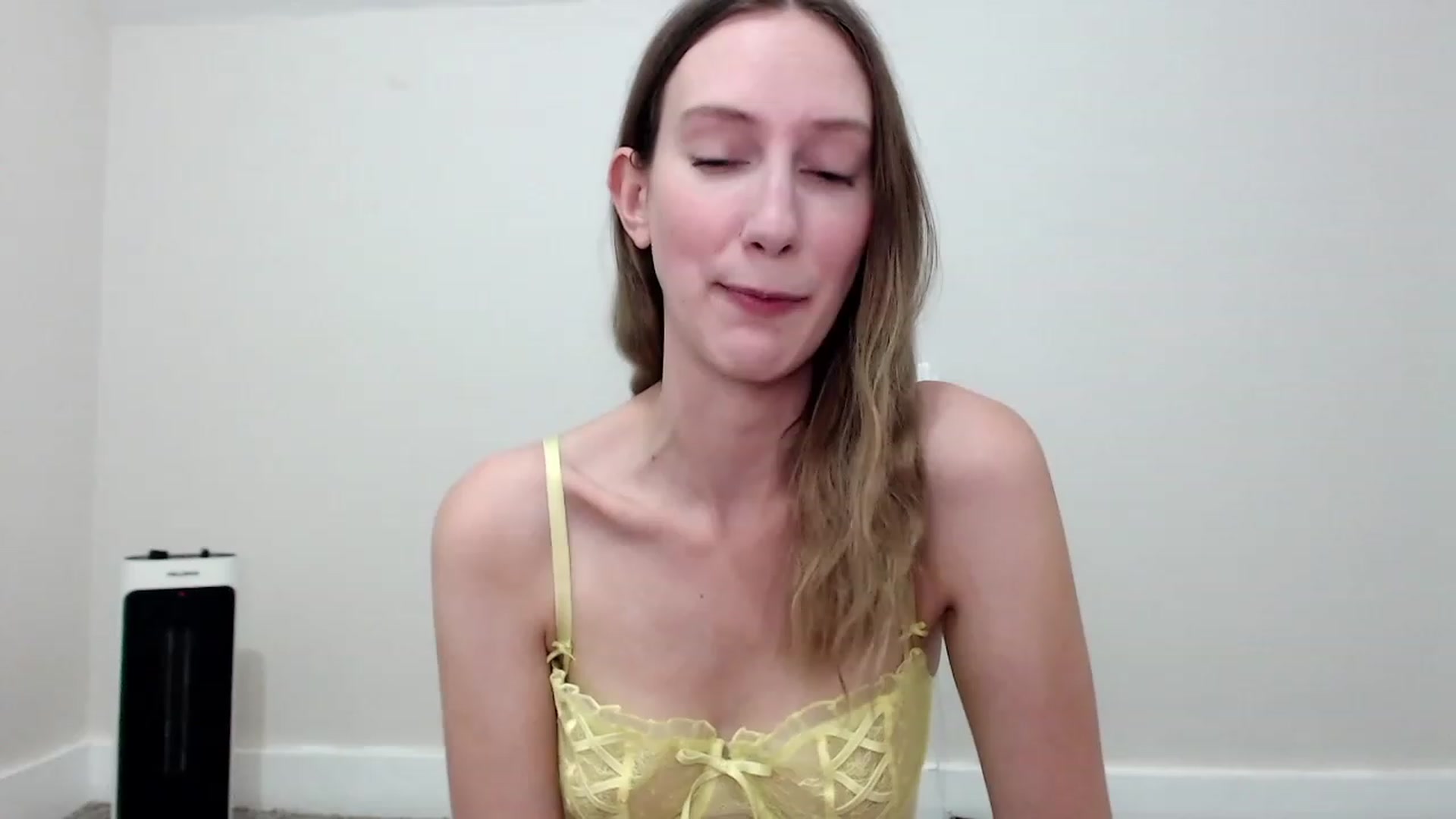 Gallery image thumbnail from Strwberrymoon's myfreecams stream on, 08/05/2023, 01:13 image 1 of 20
