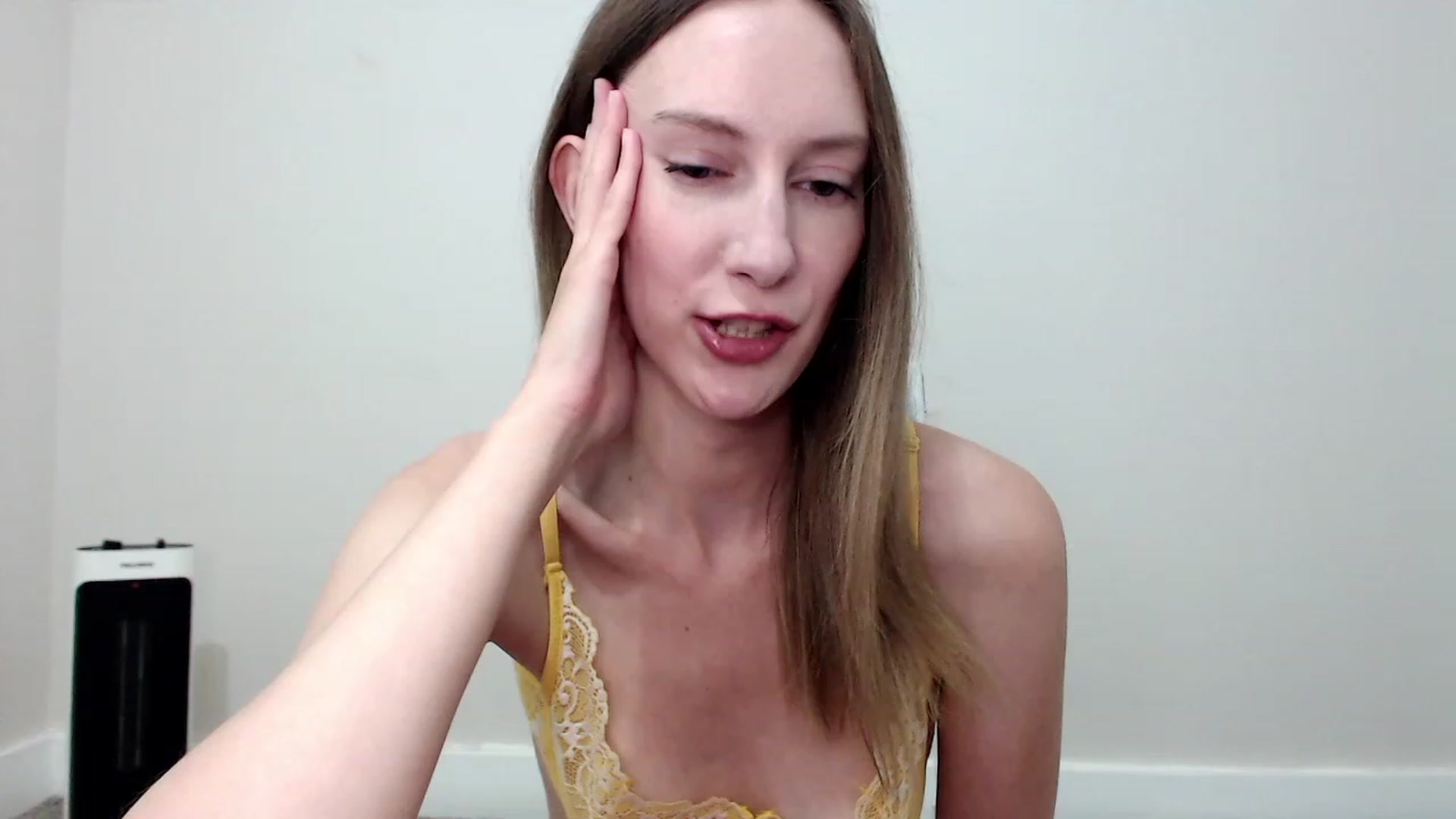 Gallery image thumbnail from Strwberrymoon's myfreecams stream on, 08/06/2023, 21:29 image 9 of 20