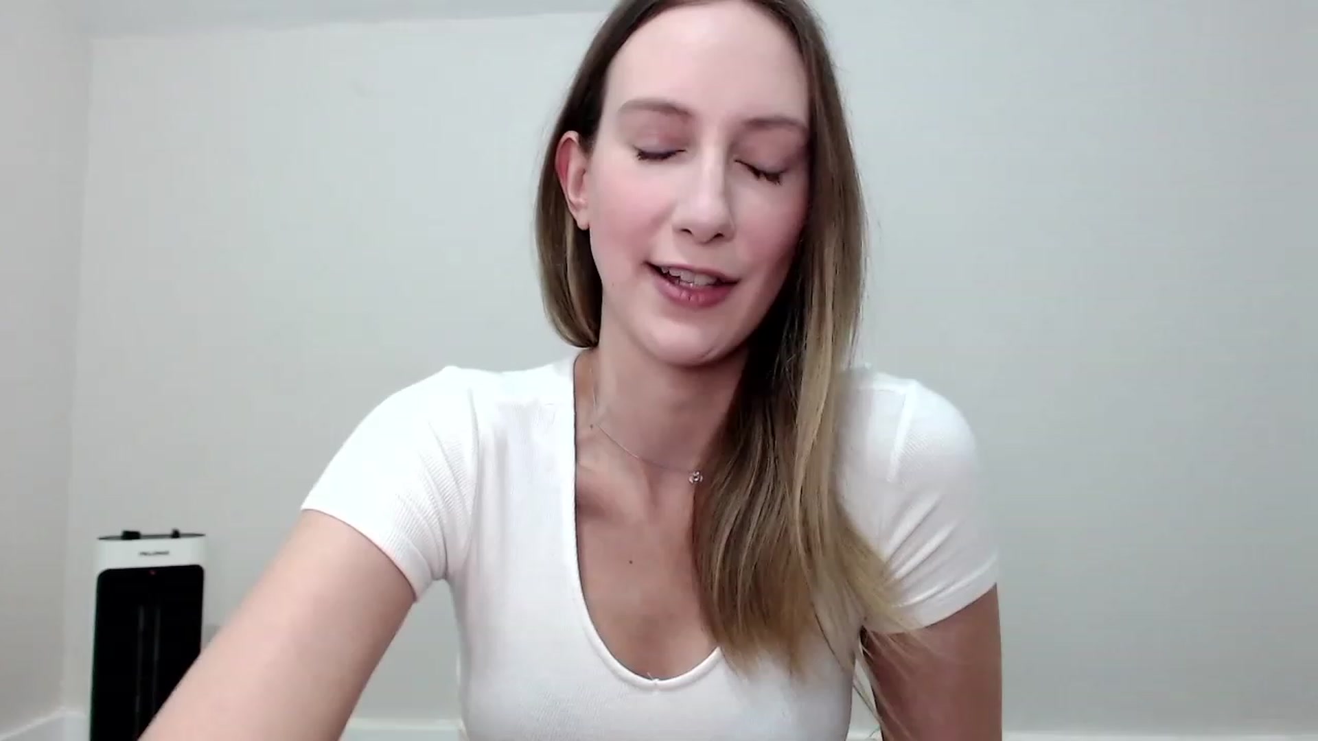 Gallery image thumbnail from Strwberrymoon's myfreecams stream on, 08/30/2023, 20:33 image 3 of 20