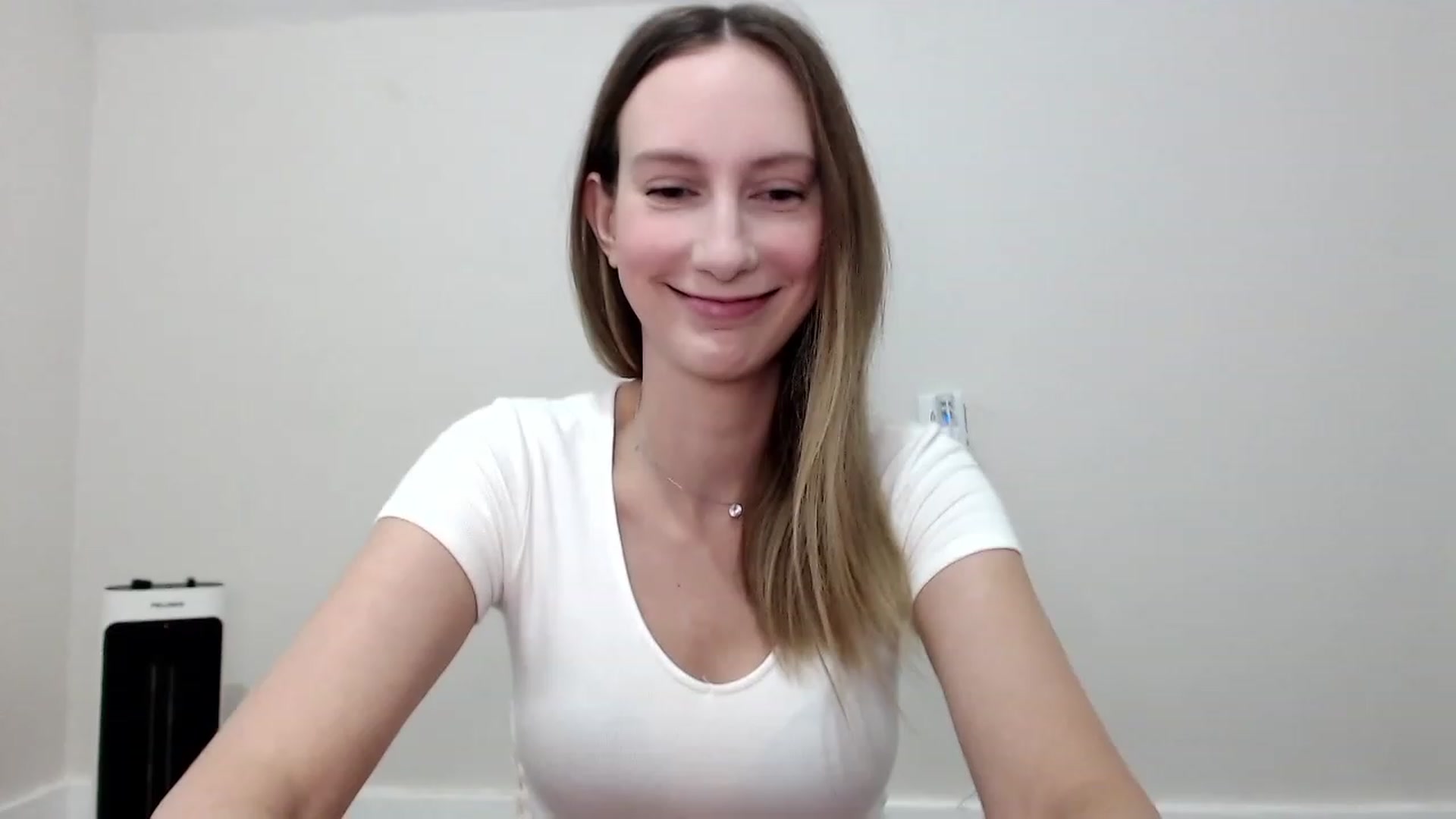 Gallery image thumbnail from Strwberrymoon's myfreecams stream on, 08/30/2023, 20:33 image 2 of 20