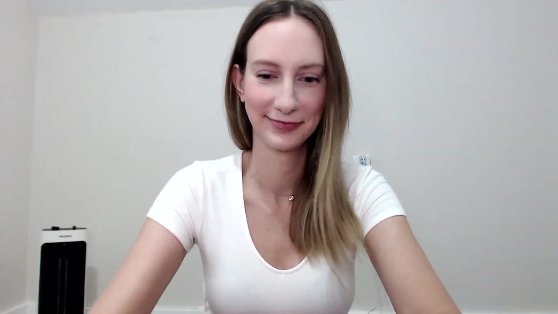 Gallery image thumbnail from Strwberrymoon's myfreecams stream on, 08/30/2023, 20:33 image 4 of 20