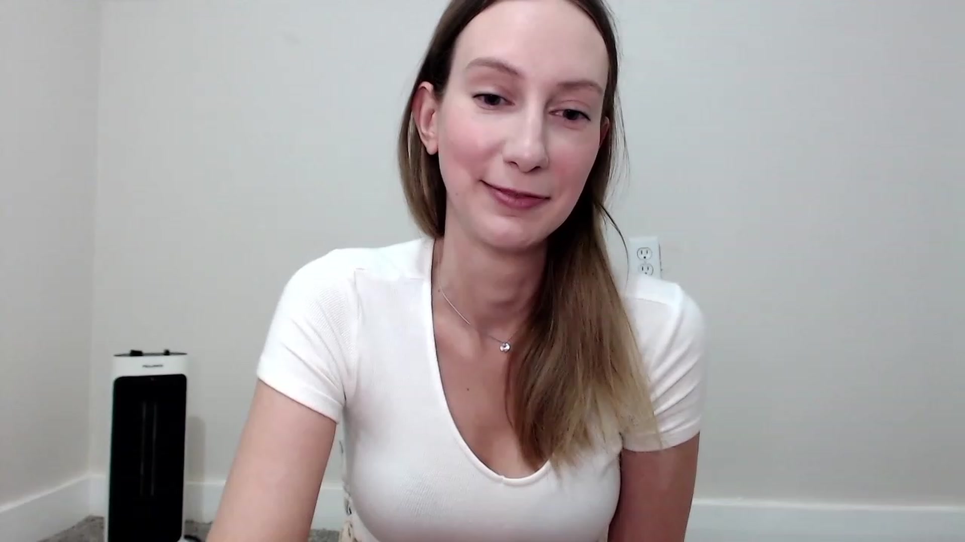 Gallery image thumbnail from Strwberrymoon's myfreecams stream on, 08/30/2023, 23:32 image 4 of 20