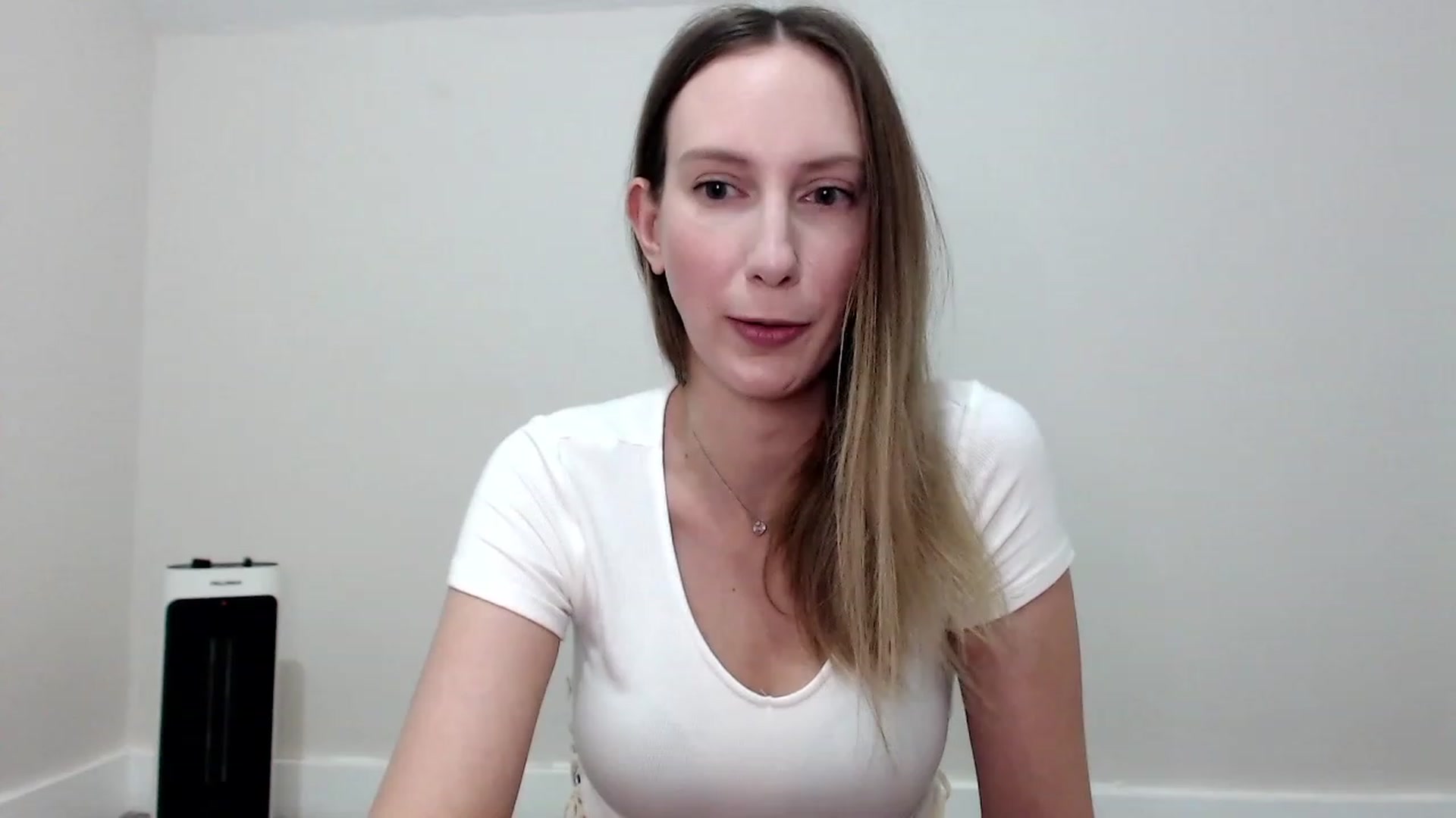 Gallery image thumbnail from Strwberrymoon's myfreecams stream on, 08/30/2023, 23:32 image 10 of 20